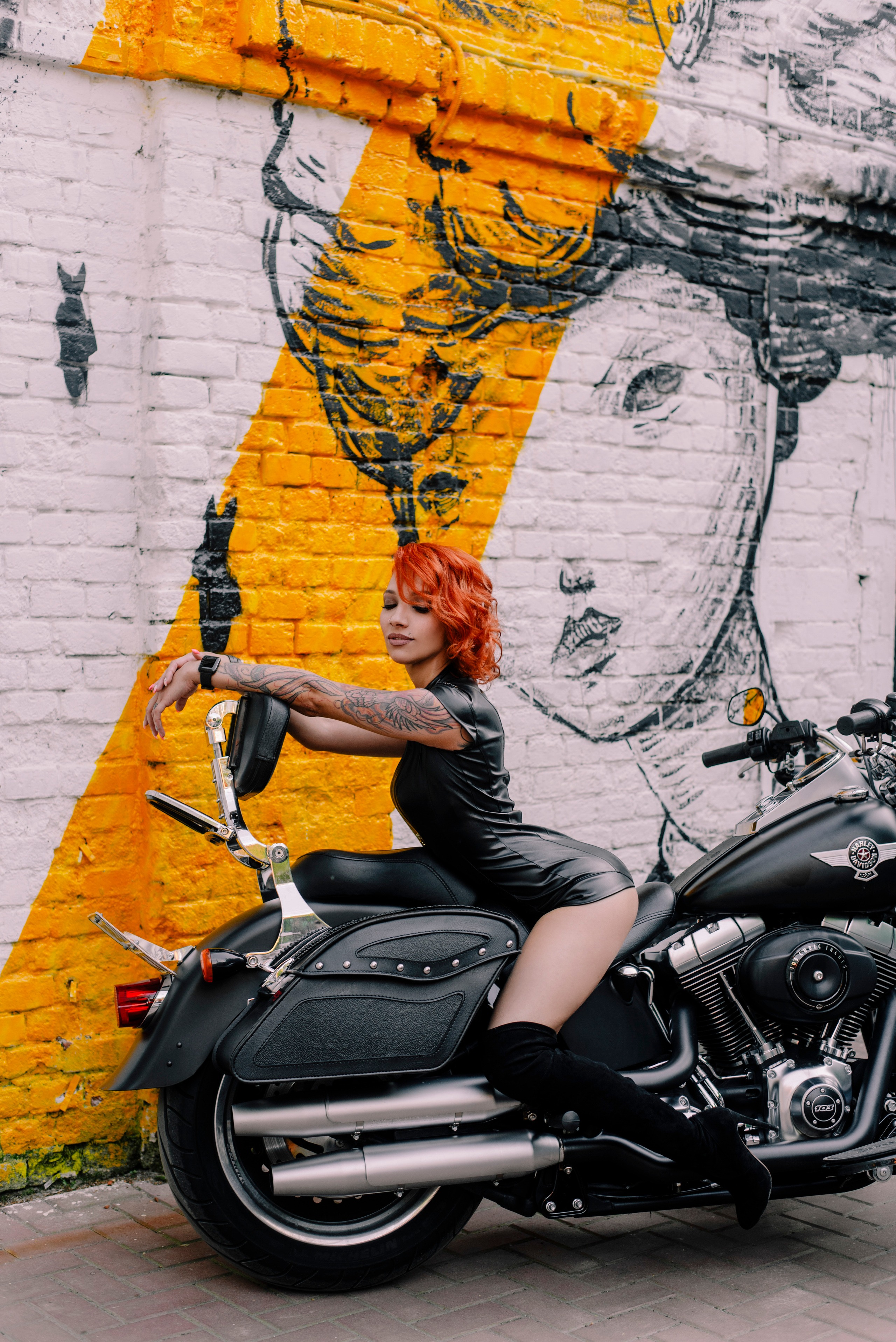 рыжая девушка на Harley-Davidson