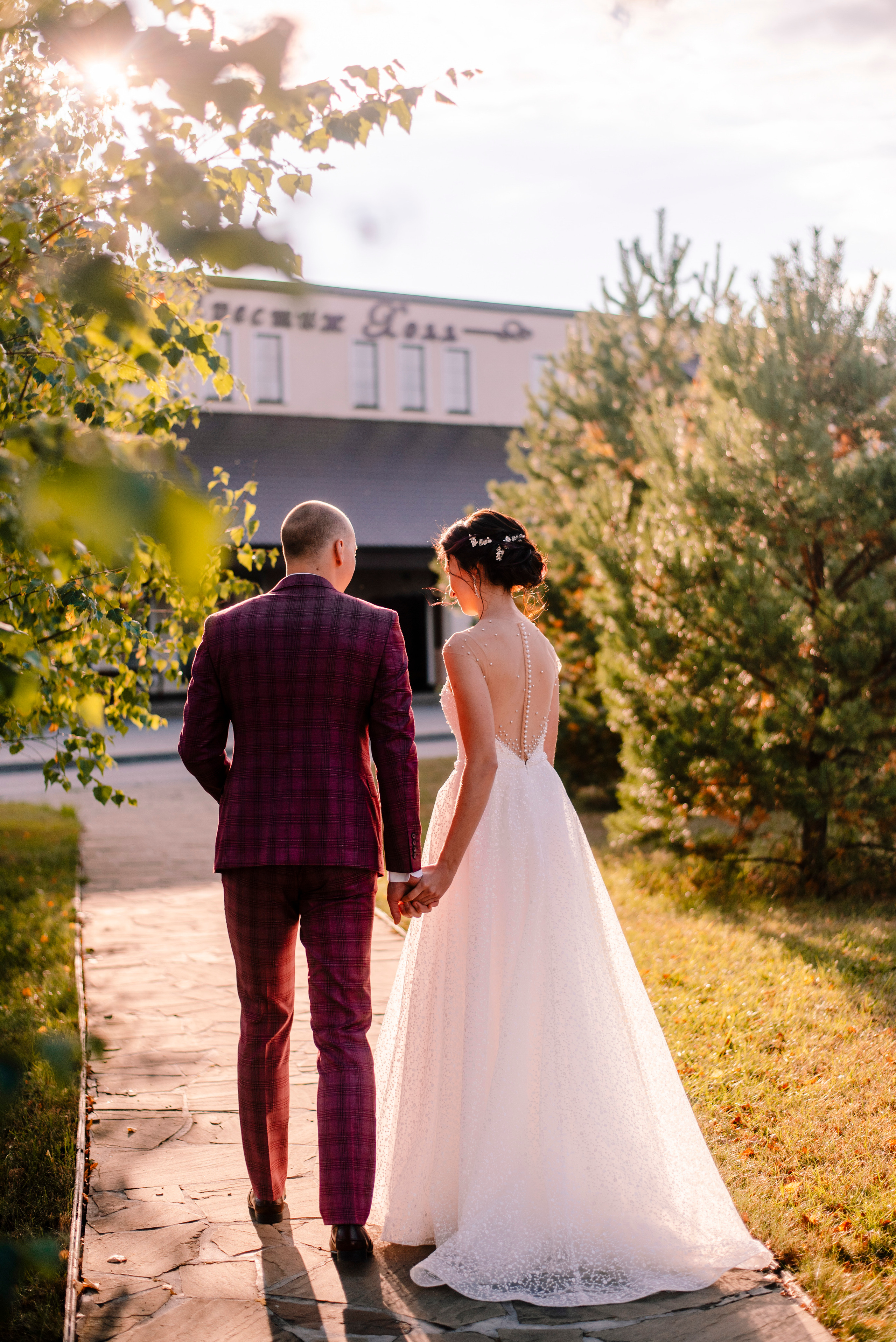 свадьба в ягодном цвете, в розовом цвете, свадьба летом на природе, в лучах солнца