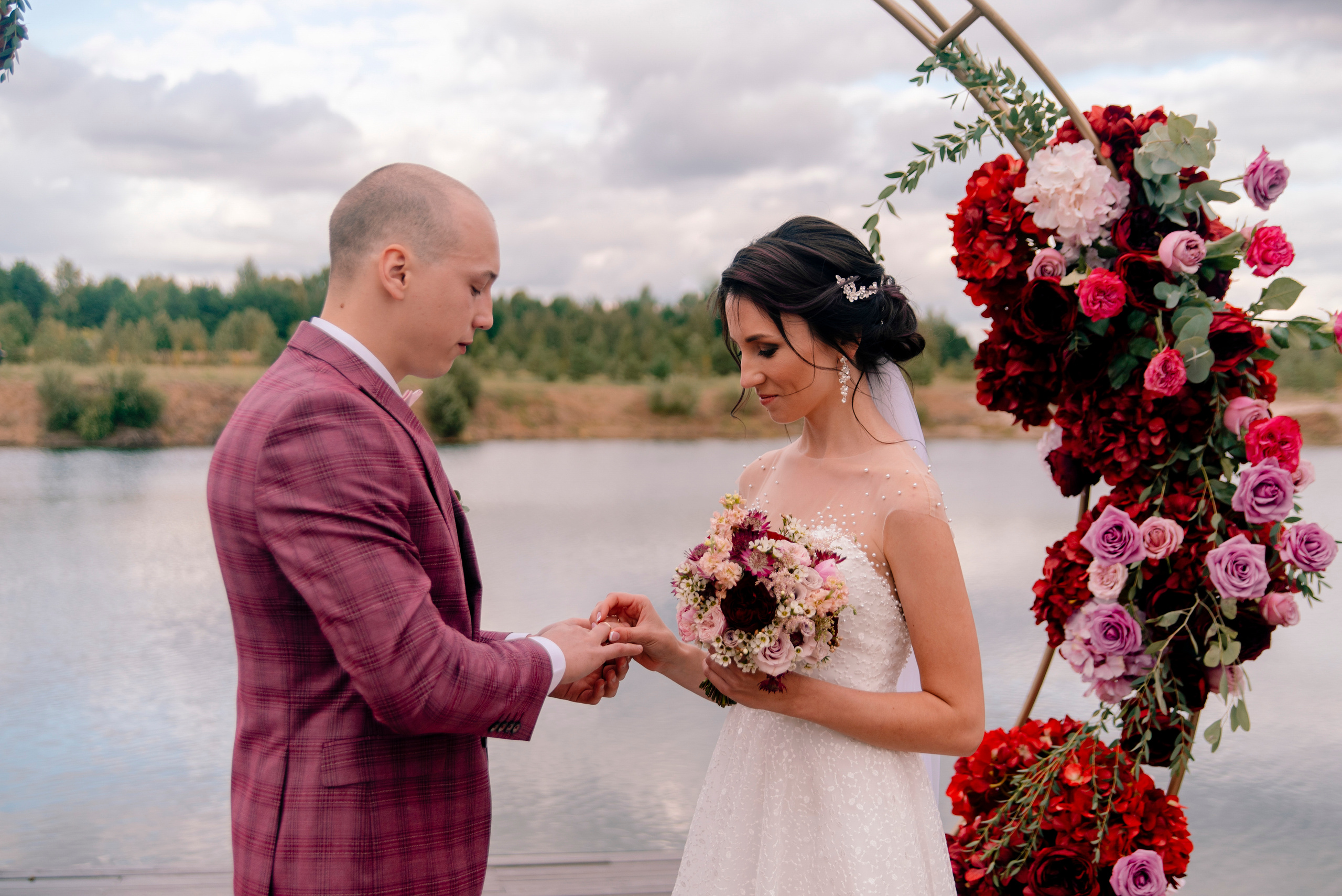 свадьба в ягодном цвете, в розовом цвете, свадьба летом на природе