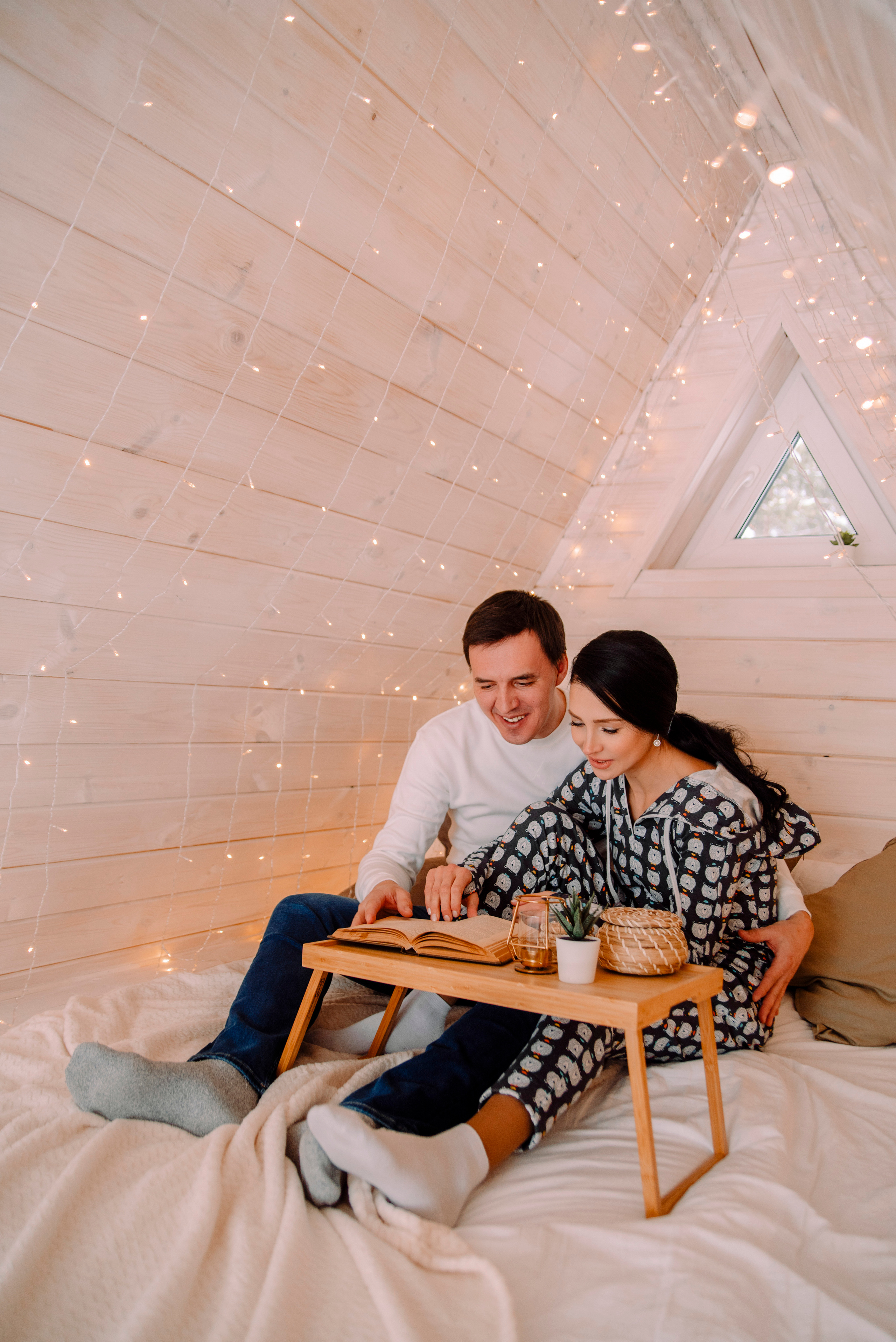 фотосессия в домике на природе, love-story, уют, чтение книги вдвоем