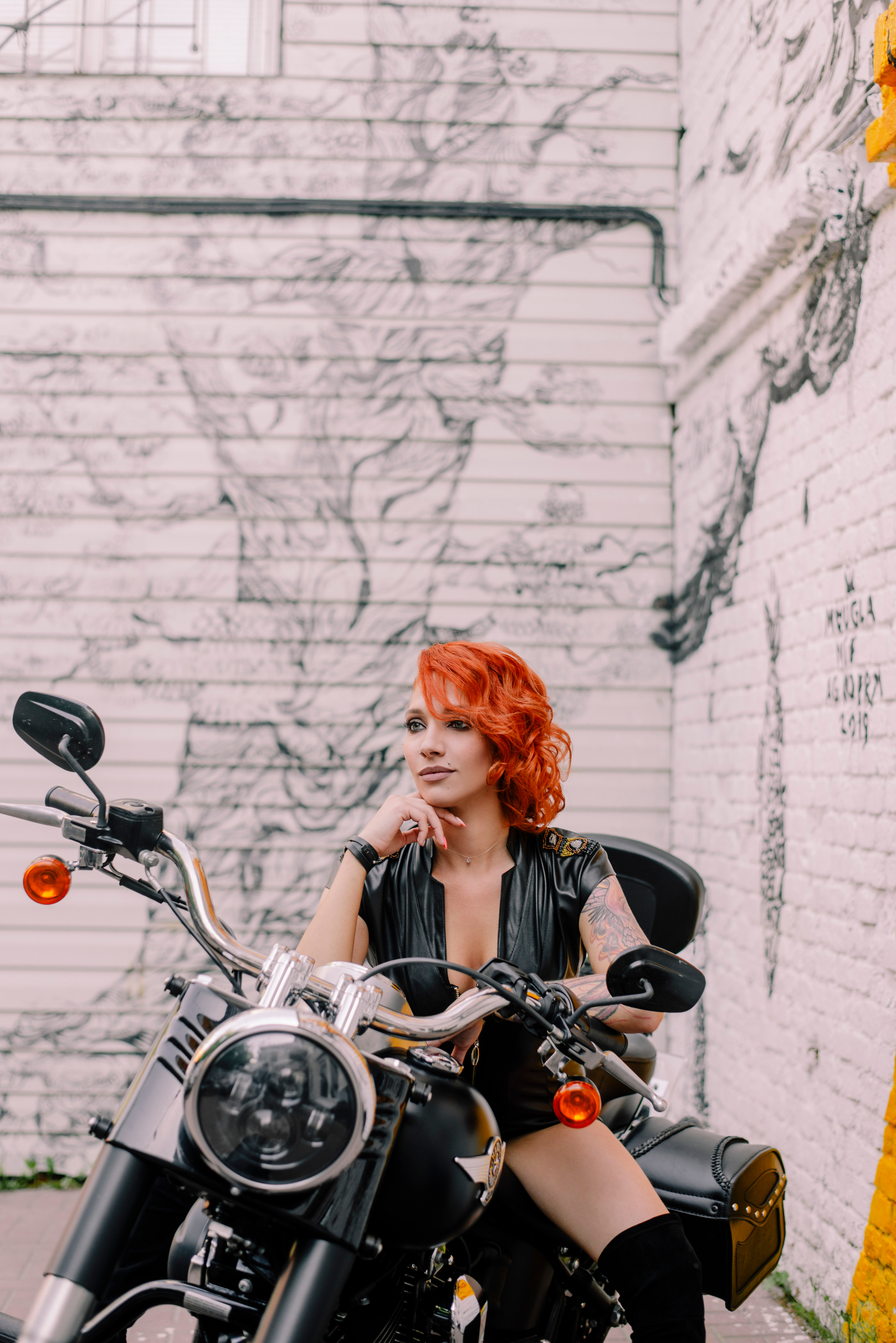 рыжая девушка на Harley-Davidson