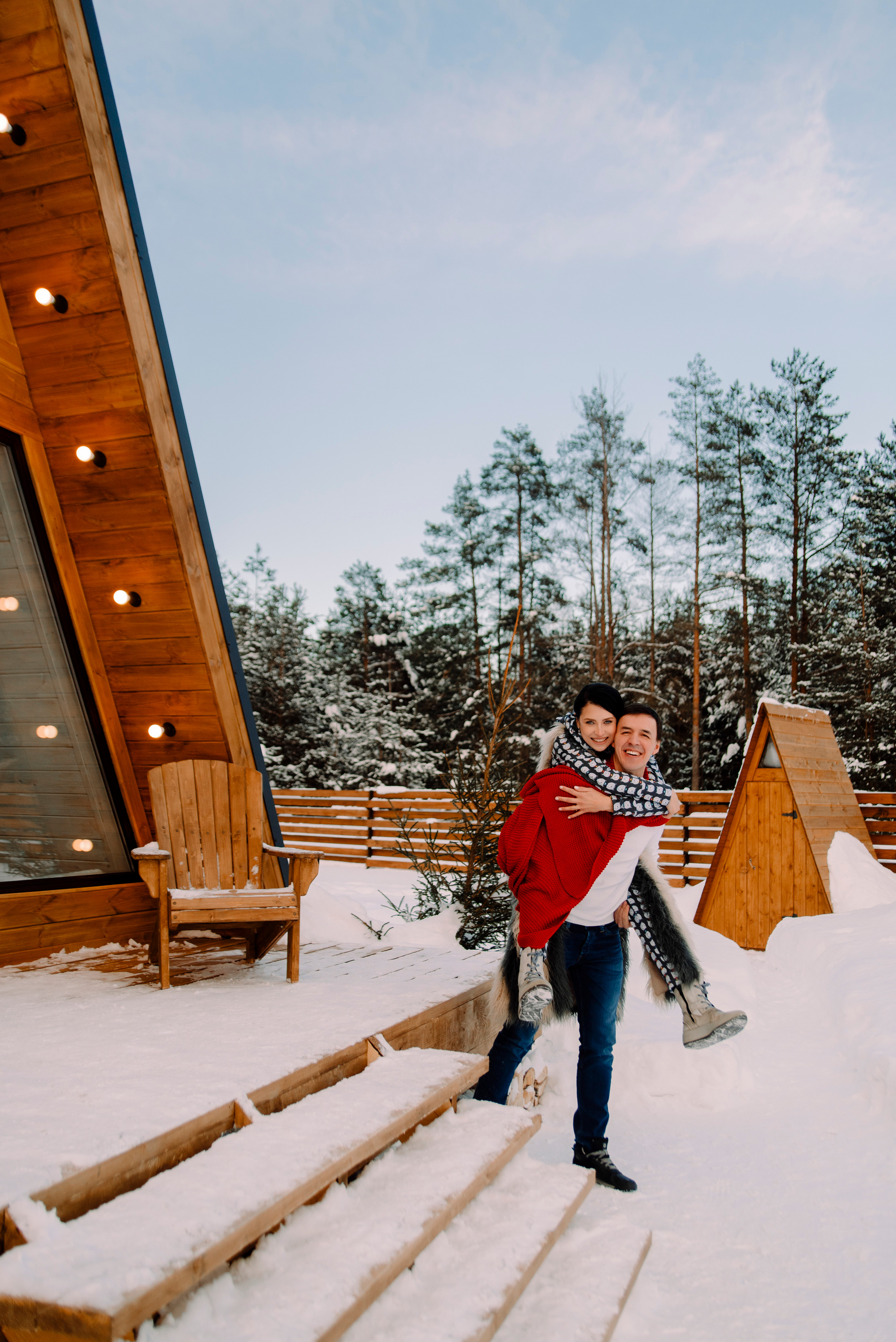 зимняя фотосессия в домике на природе, love-story