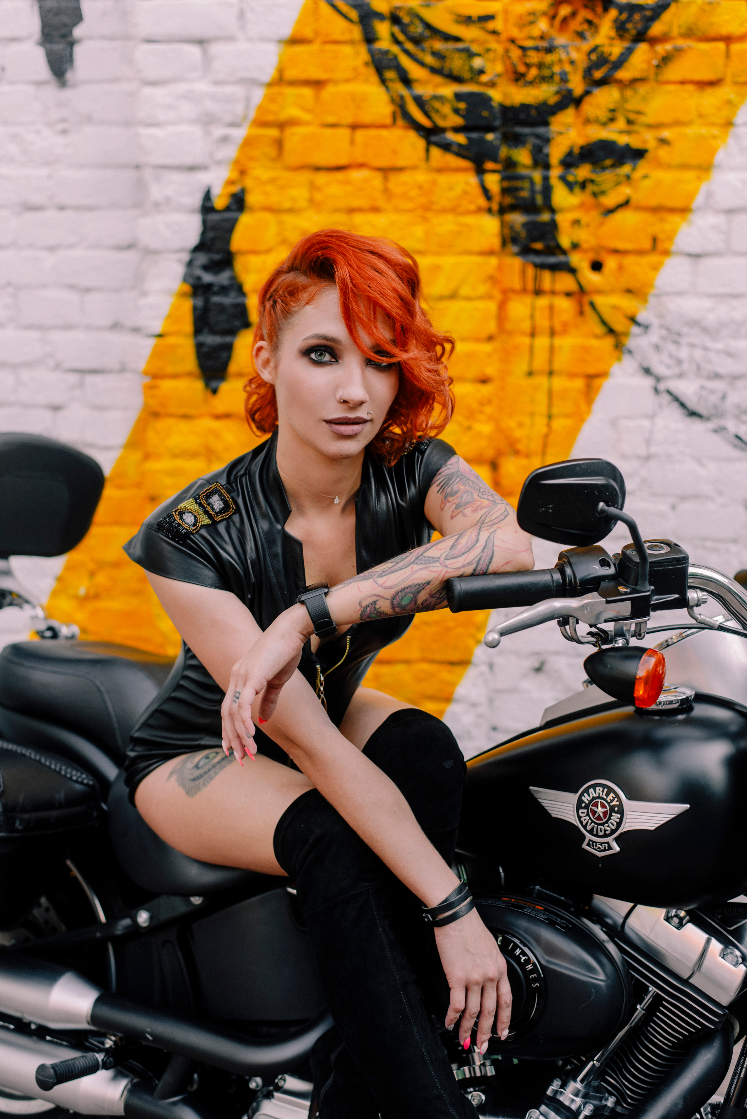 рыжая девушка на Harley-Davidson