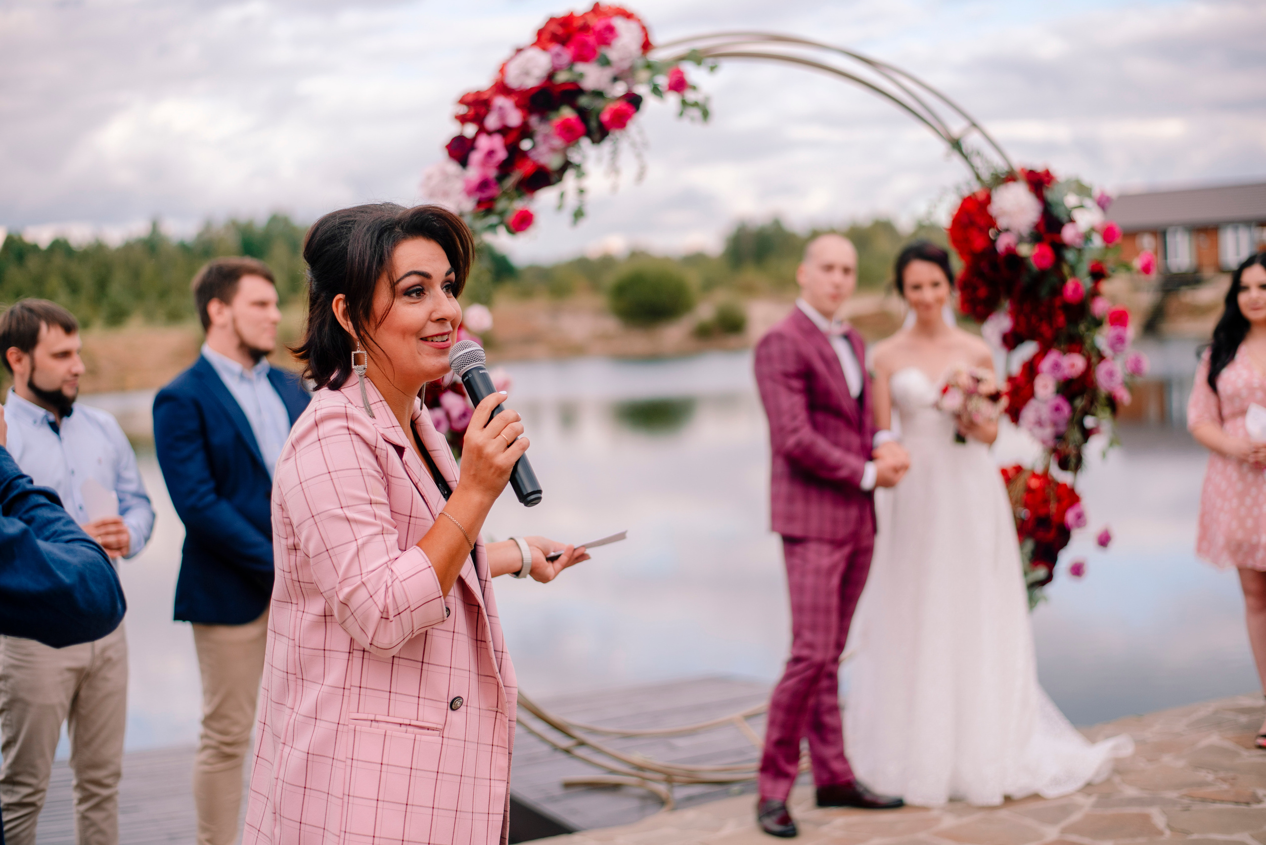 свадьба в ягодном цвете, в розовом цвете, свадьба летом на природе