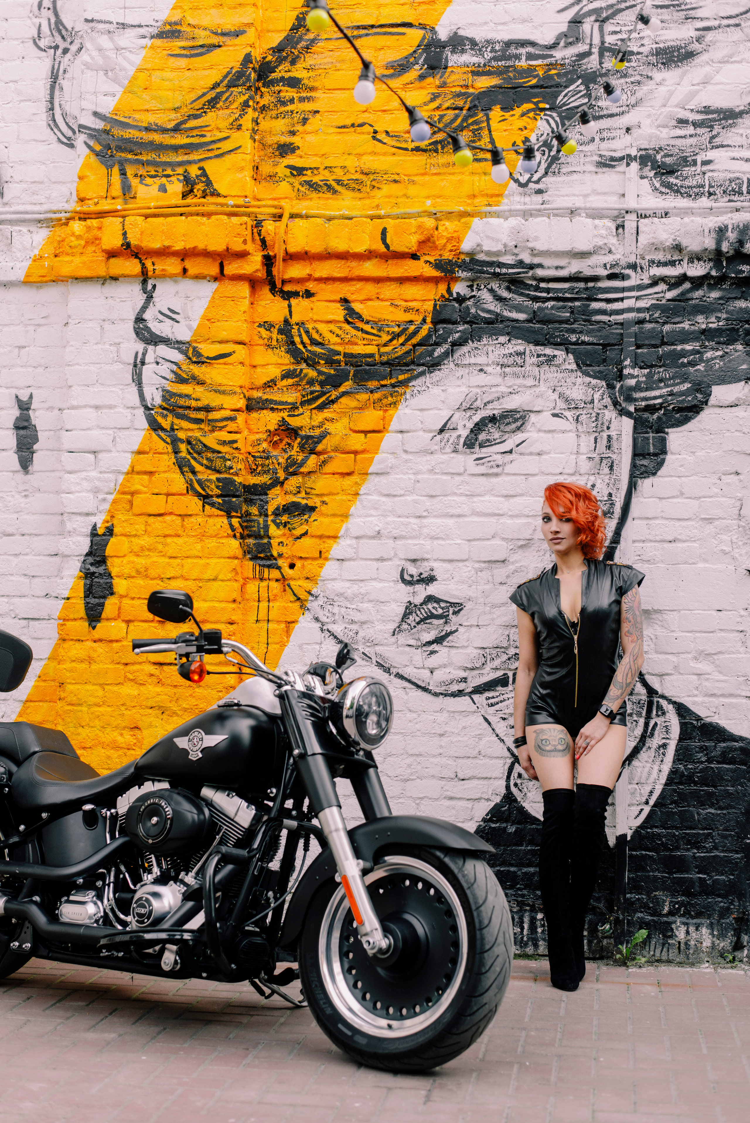 рыжая девушка на Harley-Davidson