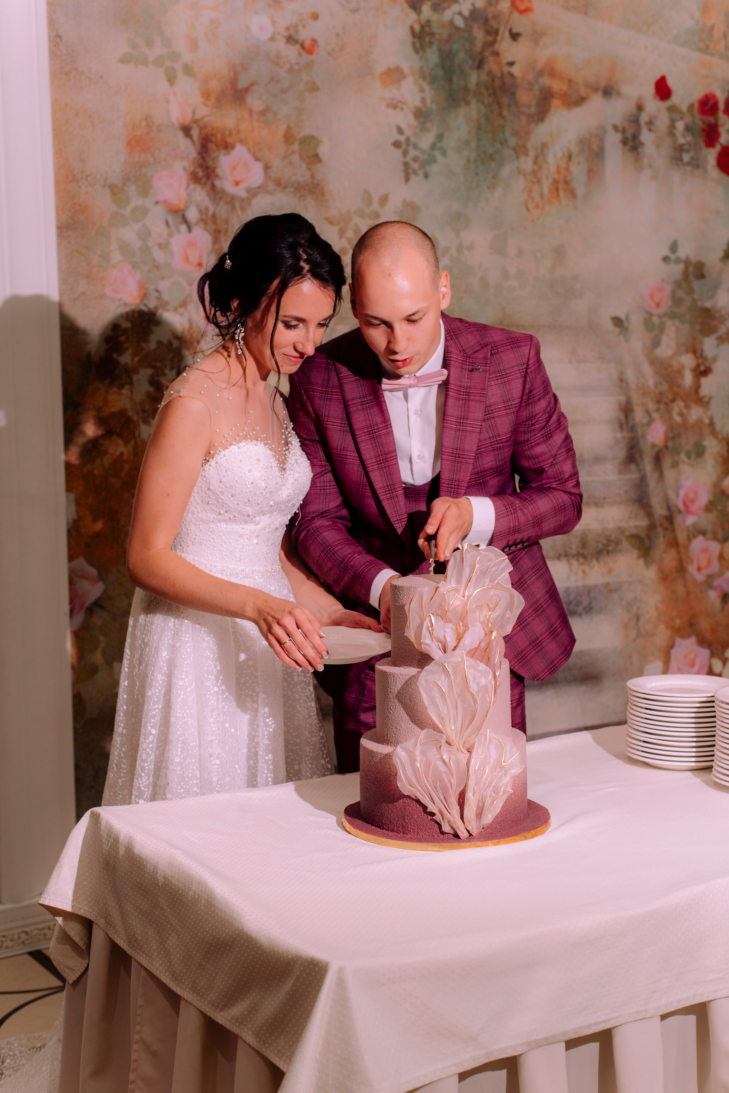 свадьба в ягодном цвете, в розовом цвете, торт