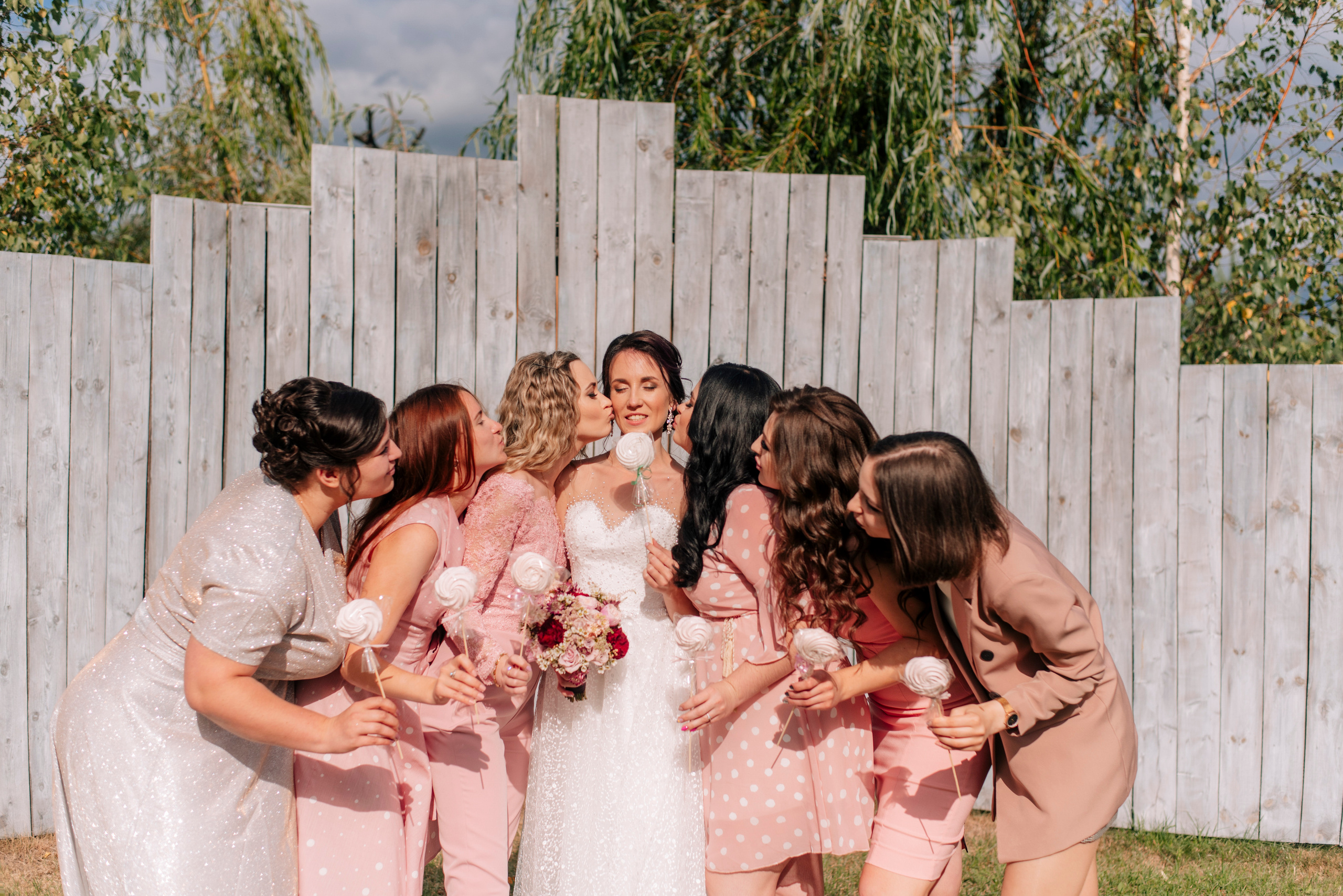 свадьба в ягодном цвете, в розовом цвете, свадьба летом на природе, подруги невесты