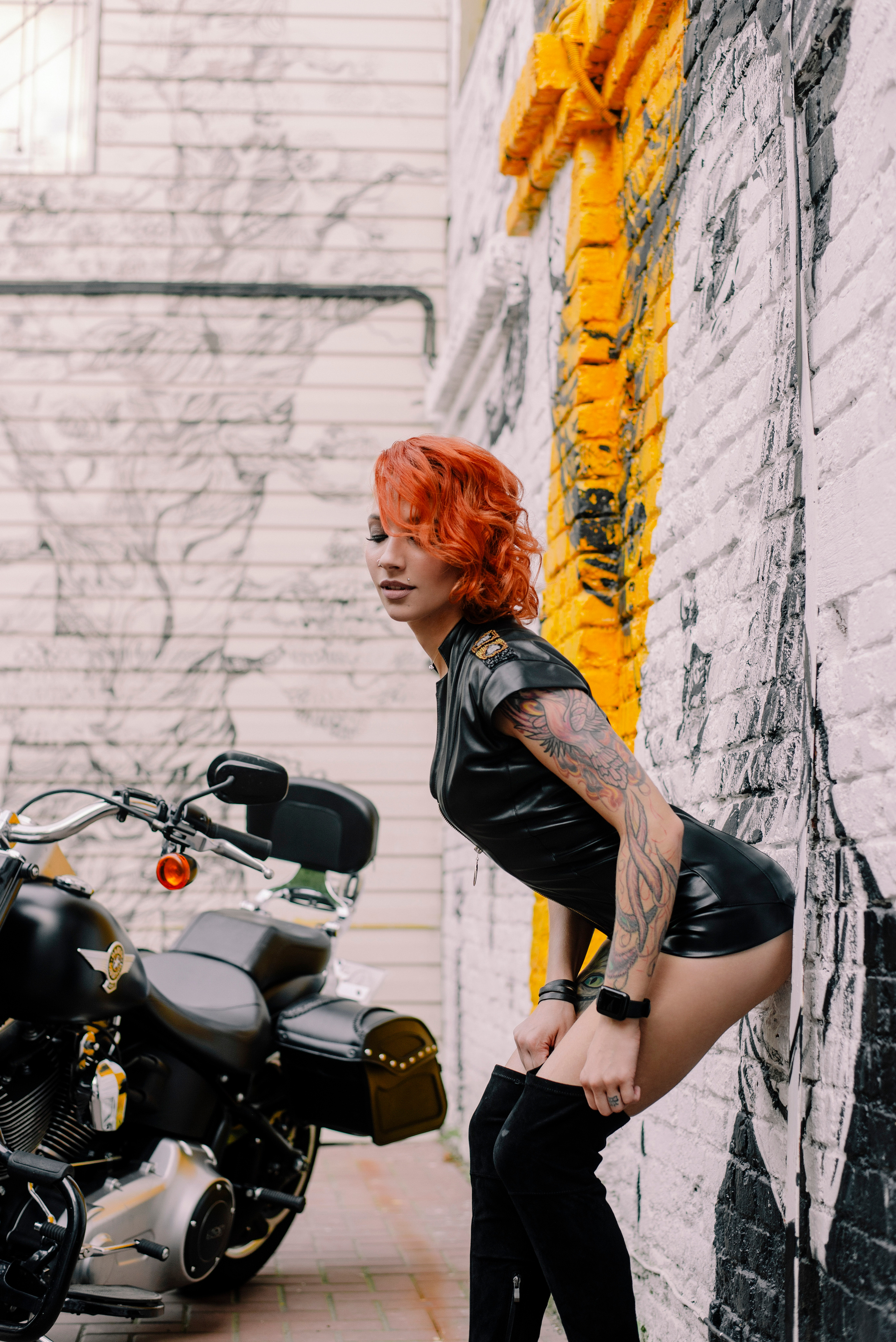 рыжая девушка на Harley-Davidson