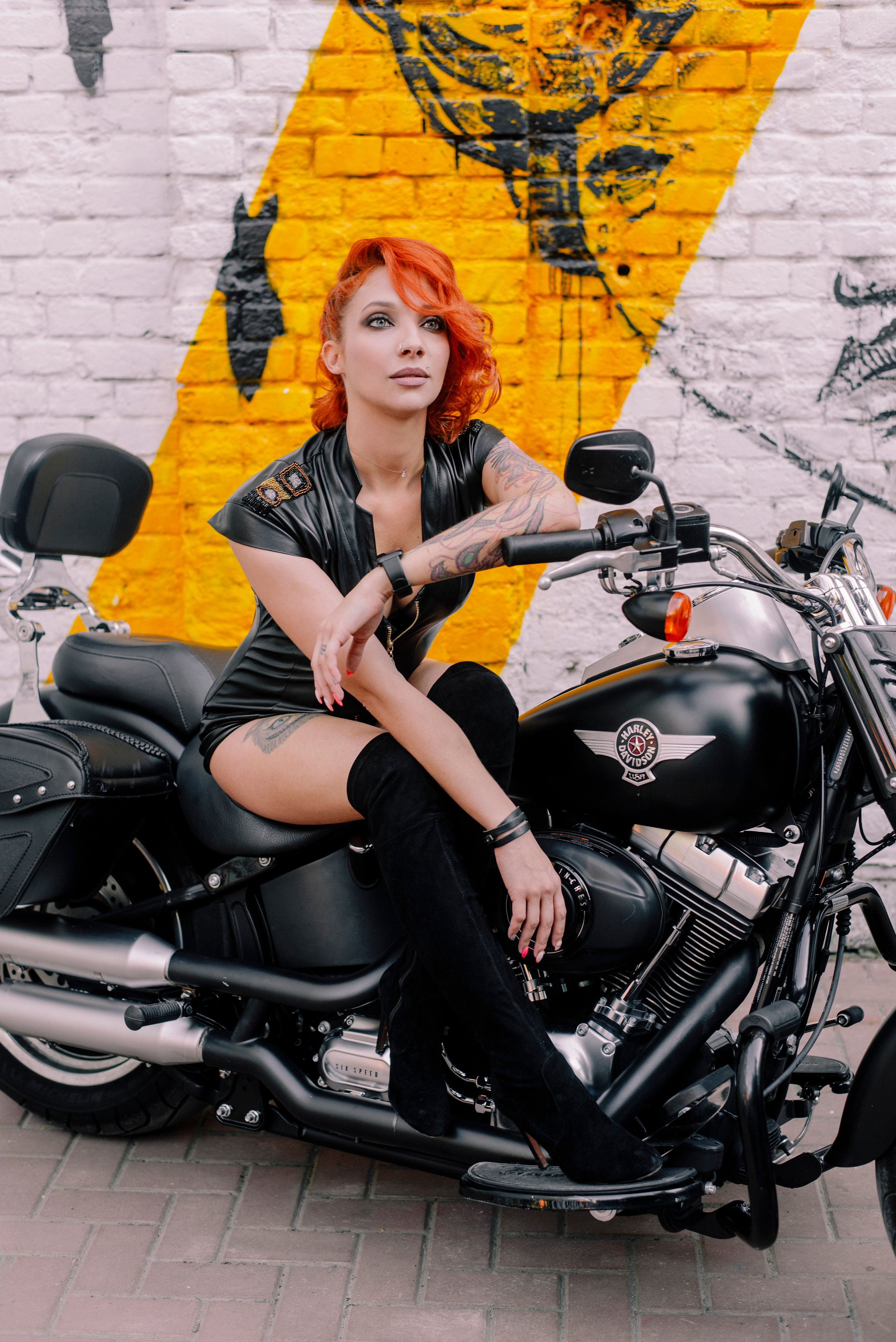 рыжая девушка на Harley-Davidson