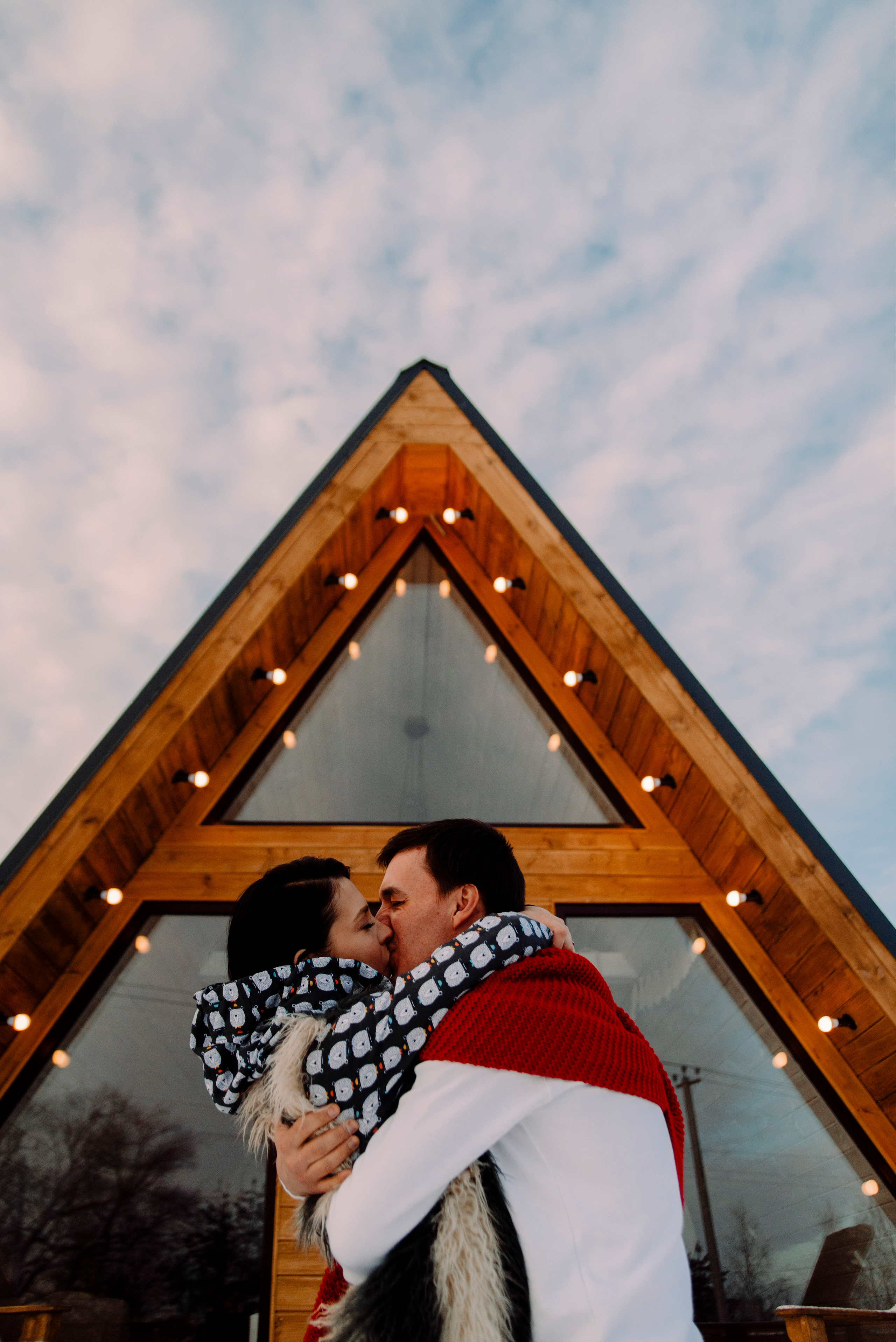 зимняя фотосессия в домике на природе, love-story