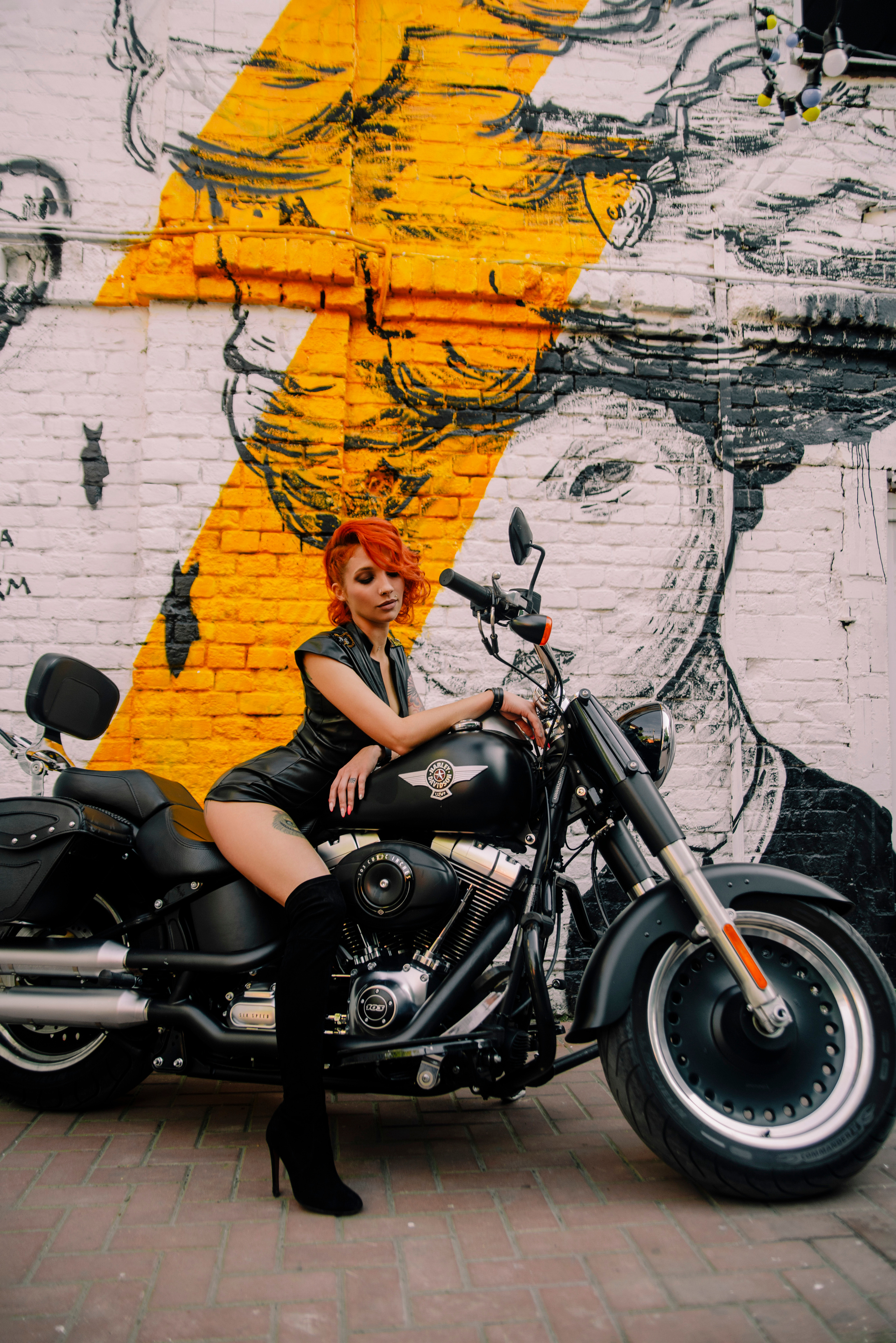 рыжая девушка на Harley-Davidson