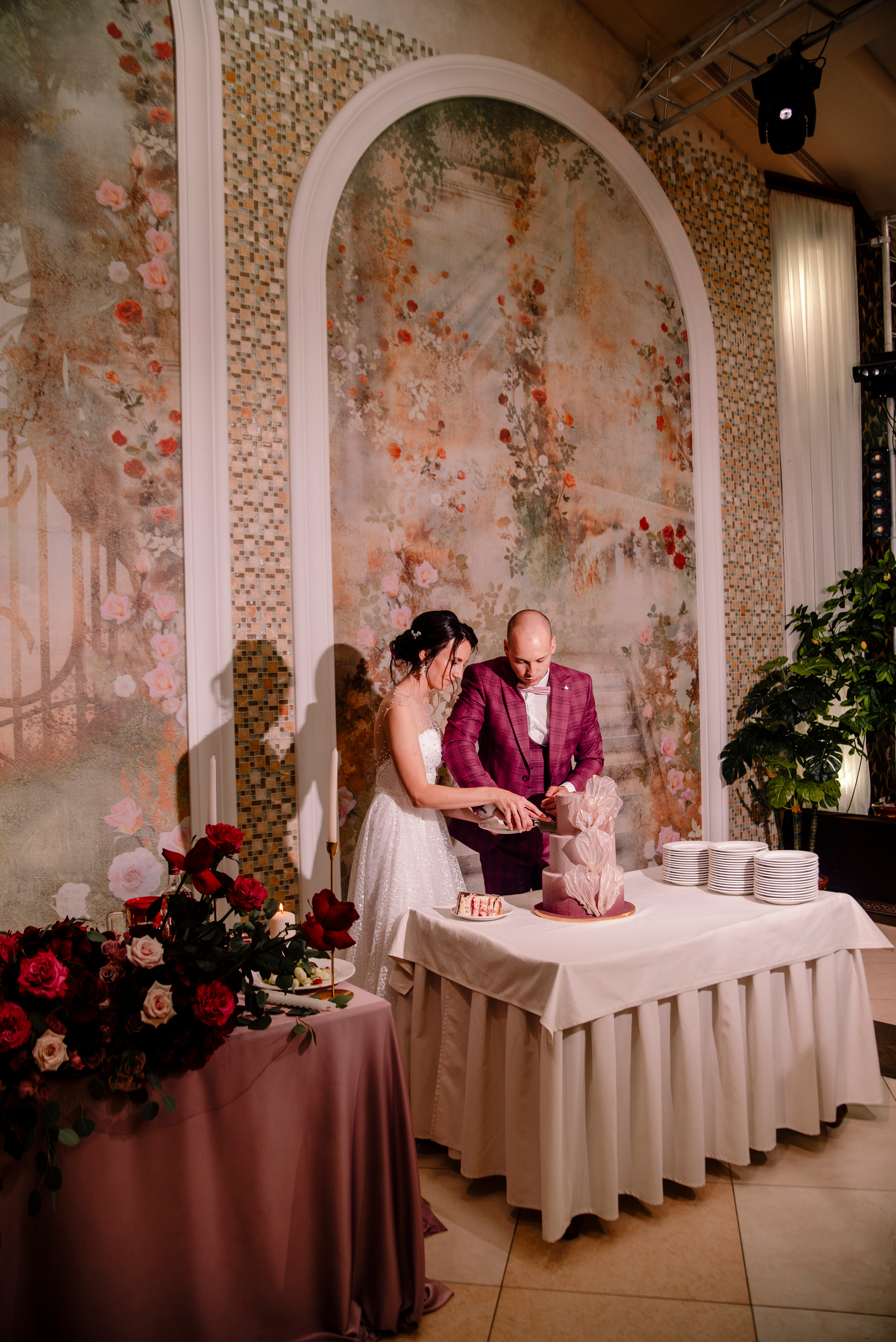 свадьба в ягодном цвете, в розовом цвете, разрезание торта
