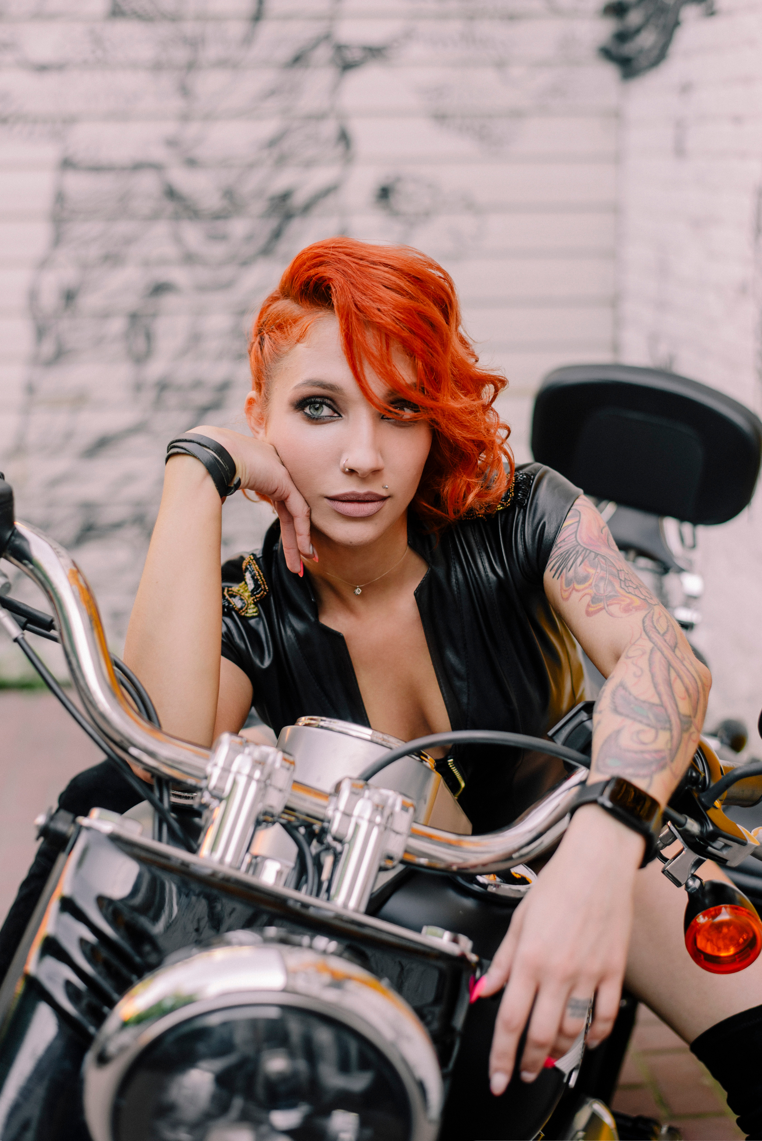 рыжая девушка на Harley-Davidson