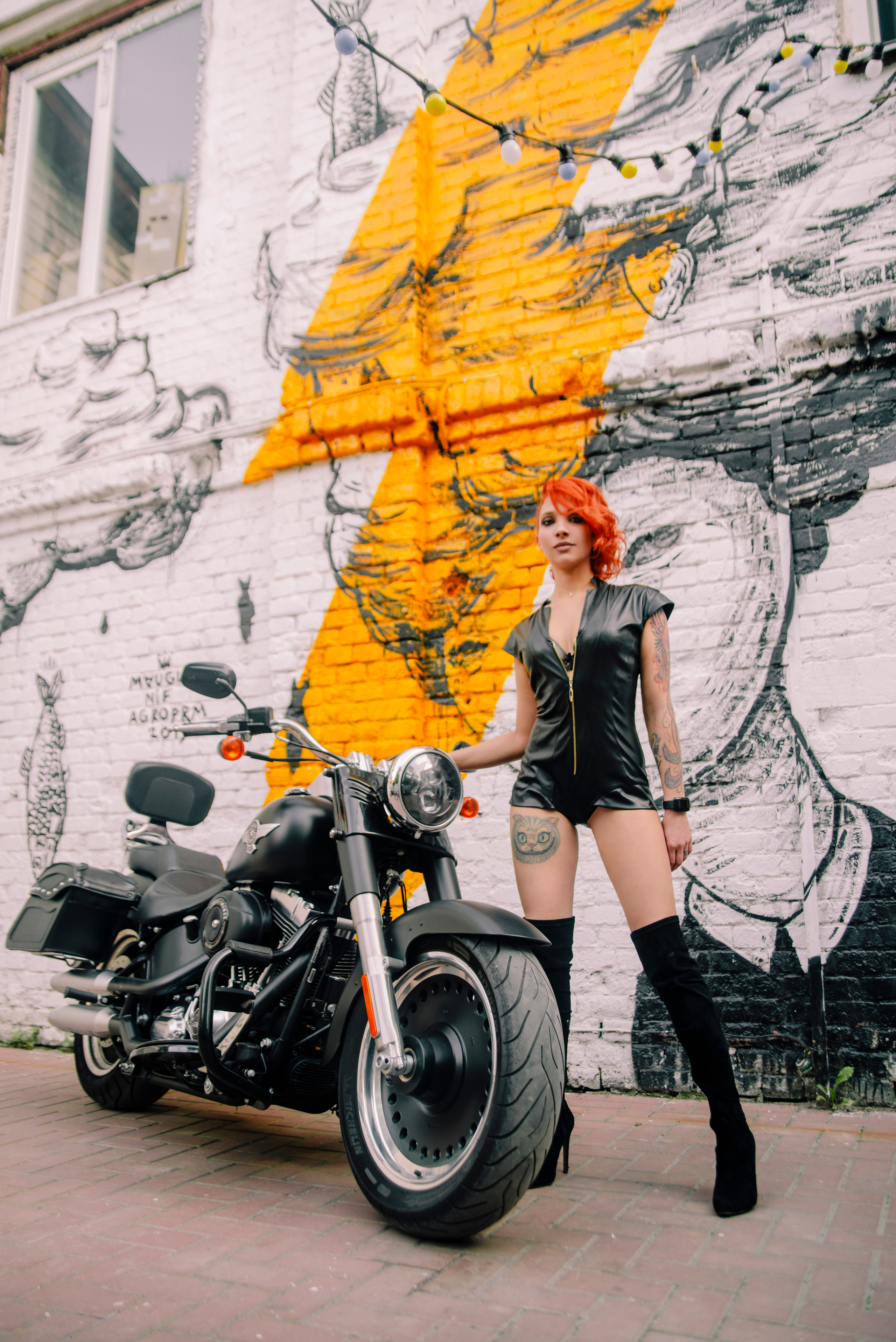 рыжая девушка на Harley-Davidson