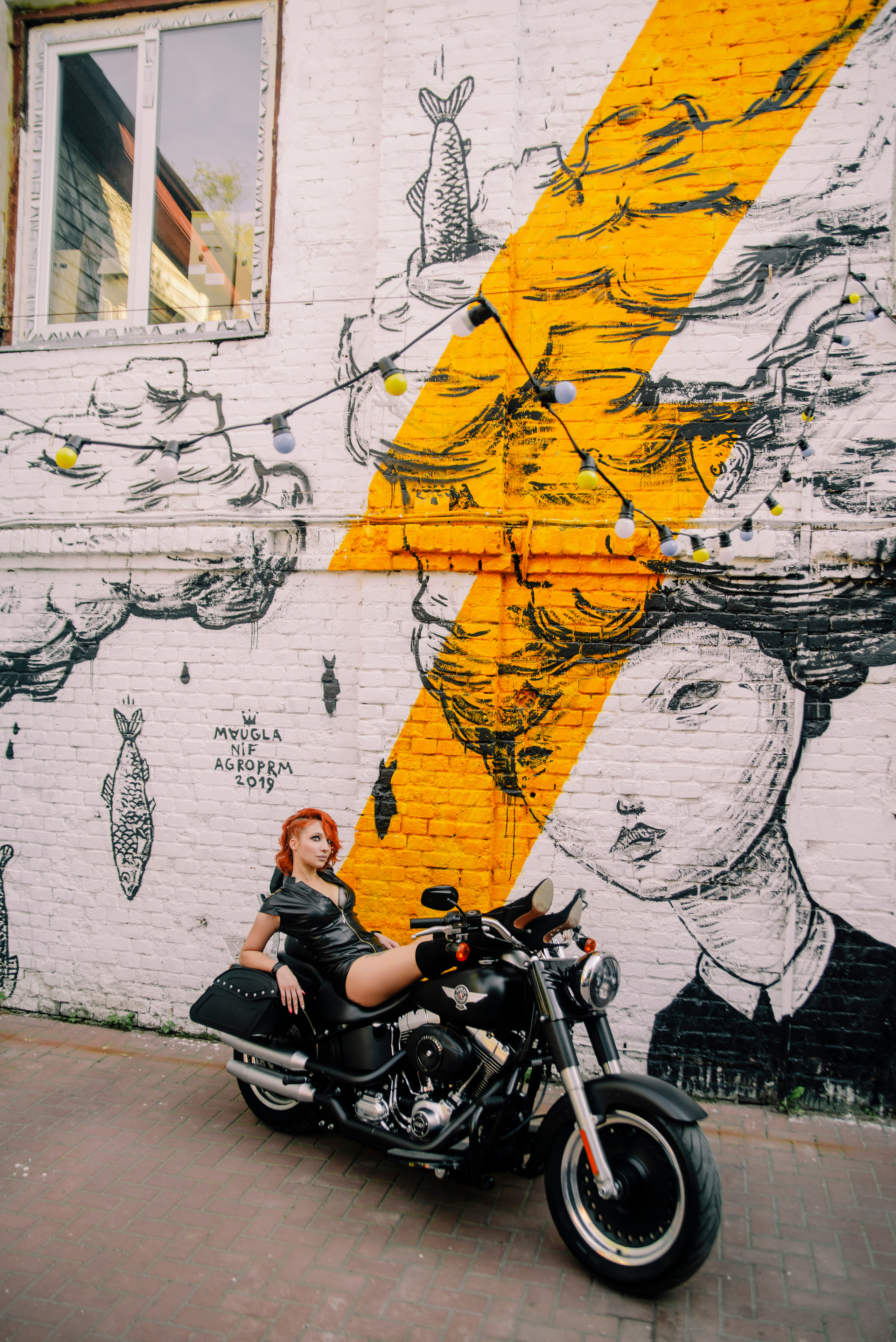 рыжая девушка на Harley-Davidson