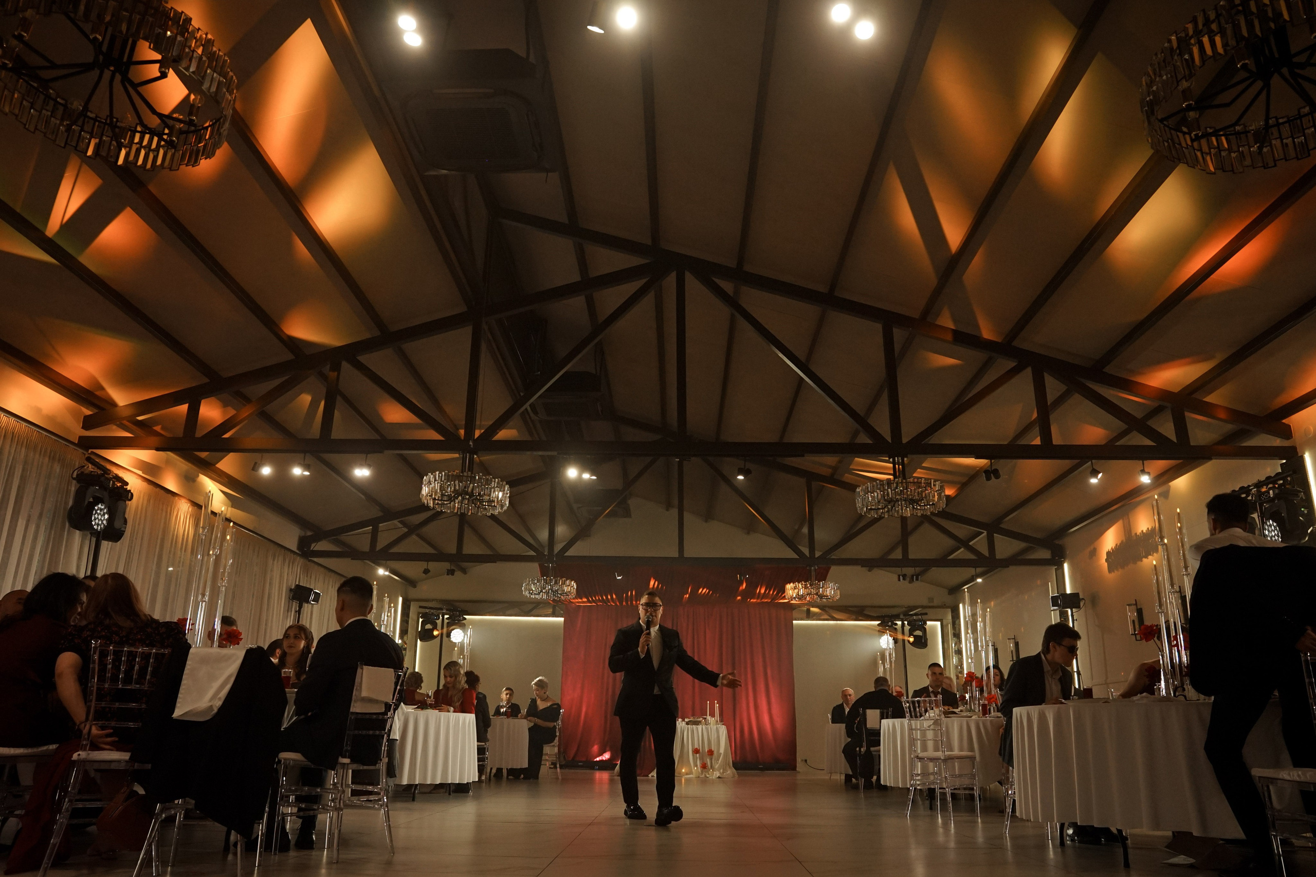 Кристина и Андрей: лавстори в гостинице и динамичный банкет. Фотограф в Иркутске