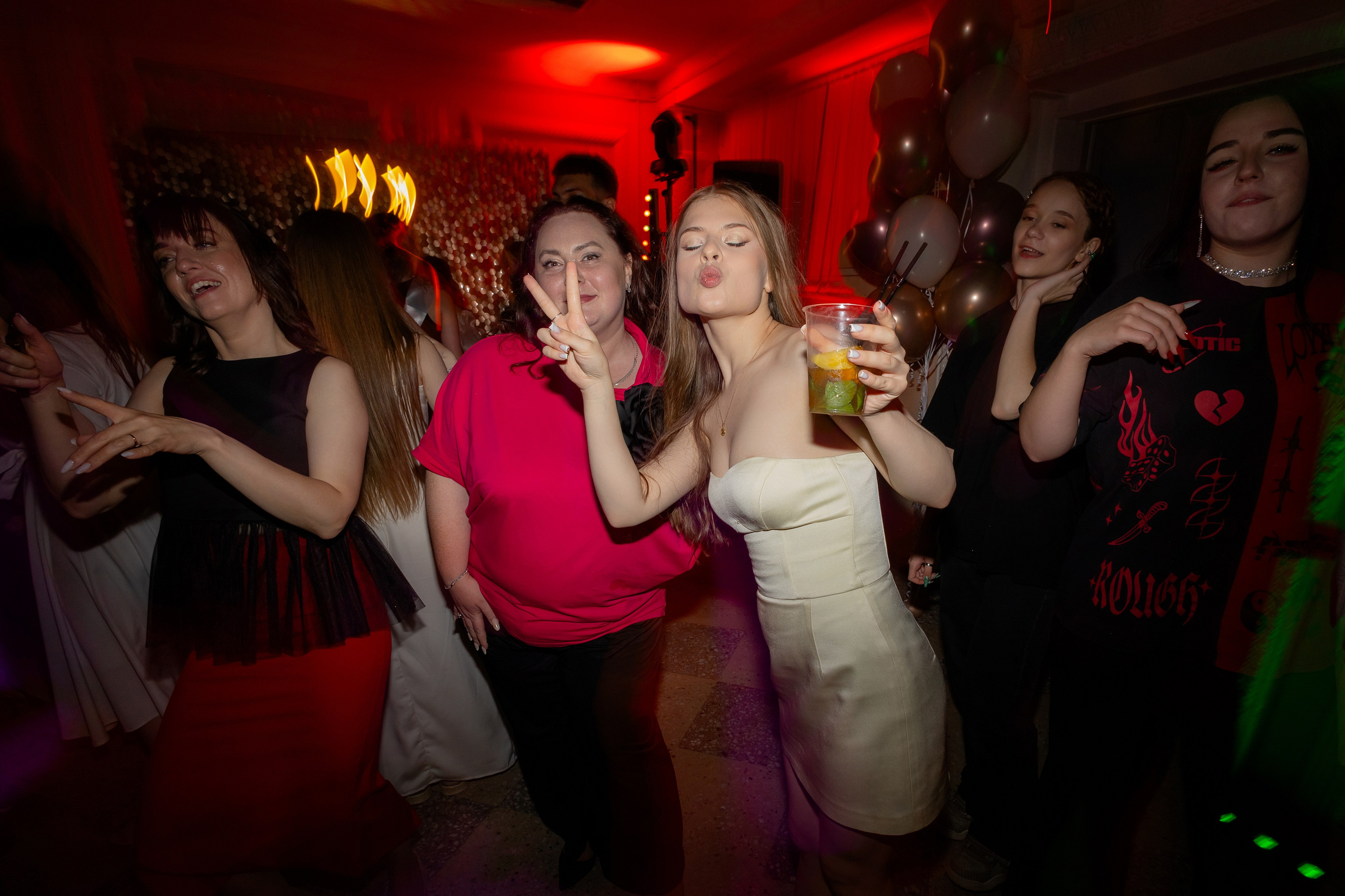 Школьный выпускной 2024 год в Соколе (Минск). Свадебный фотограф в Минске/Беларуси Сергей Спиридонов