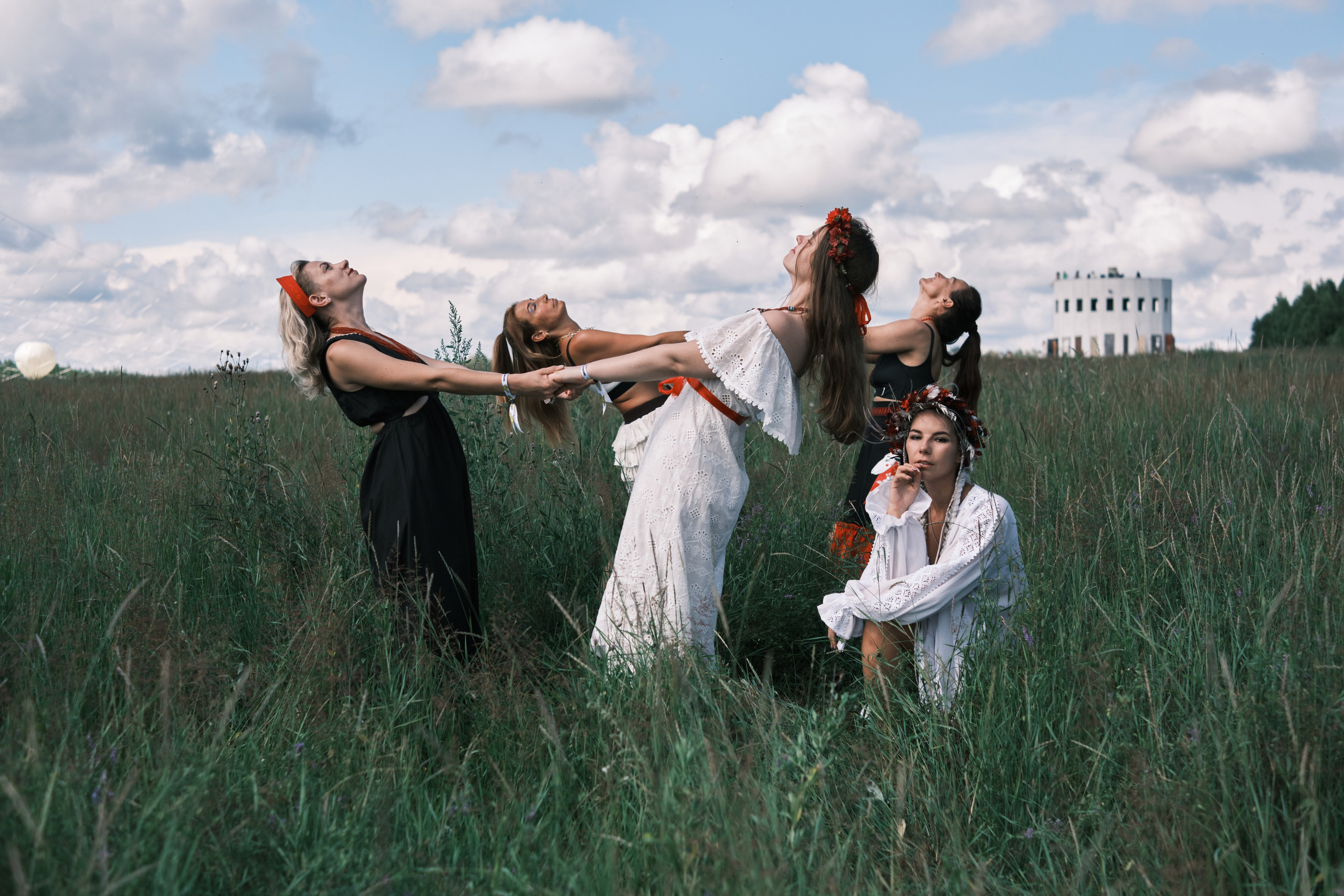 Девушки в поле русский стиль Архстояние