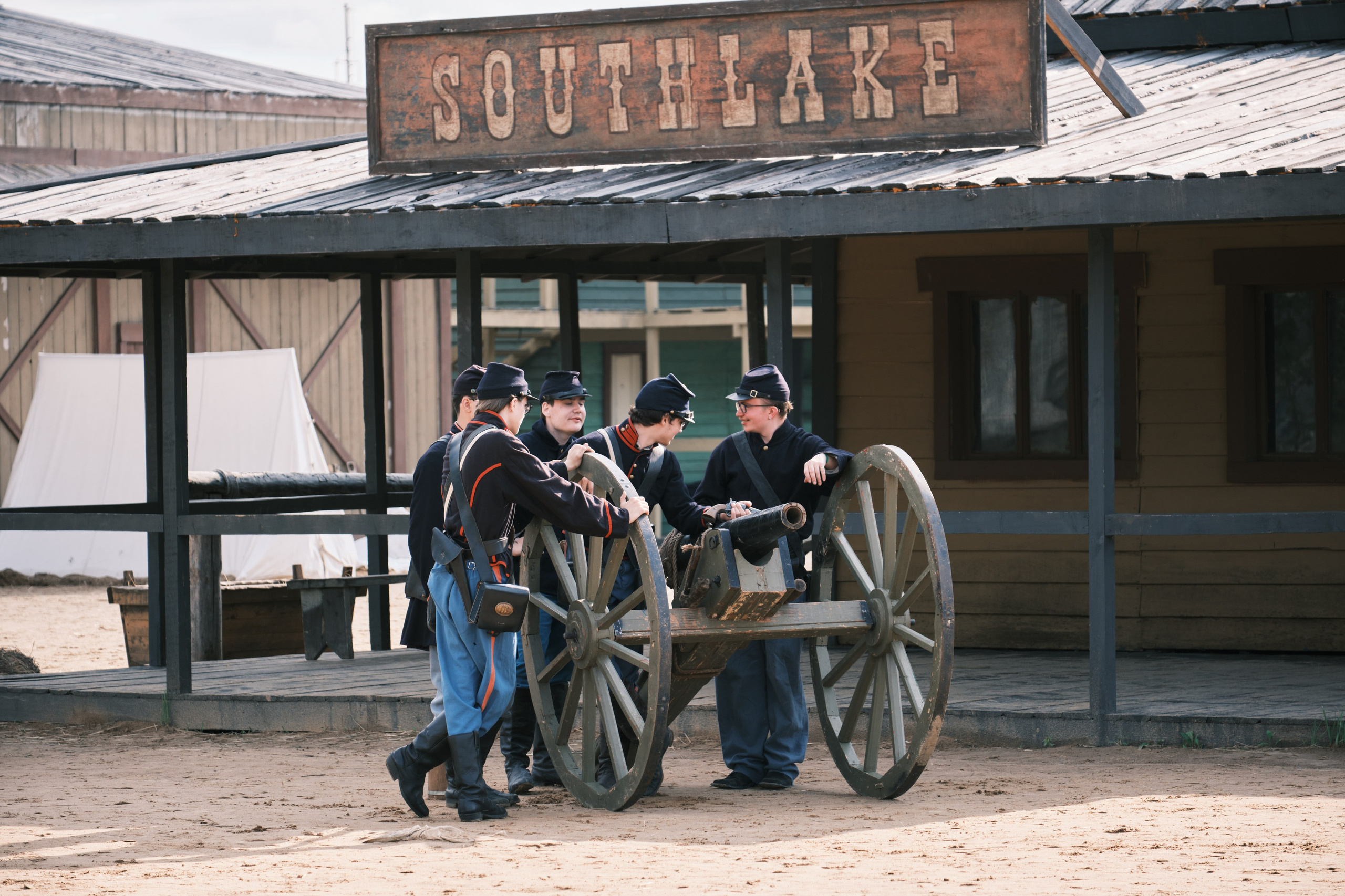Конфидералы стреляют из пушки
