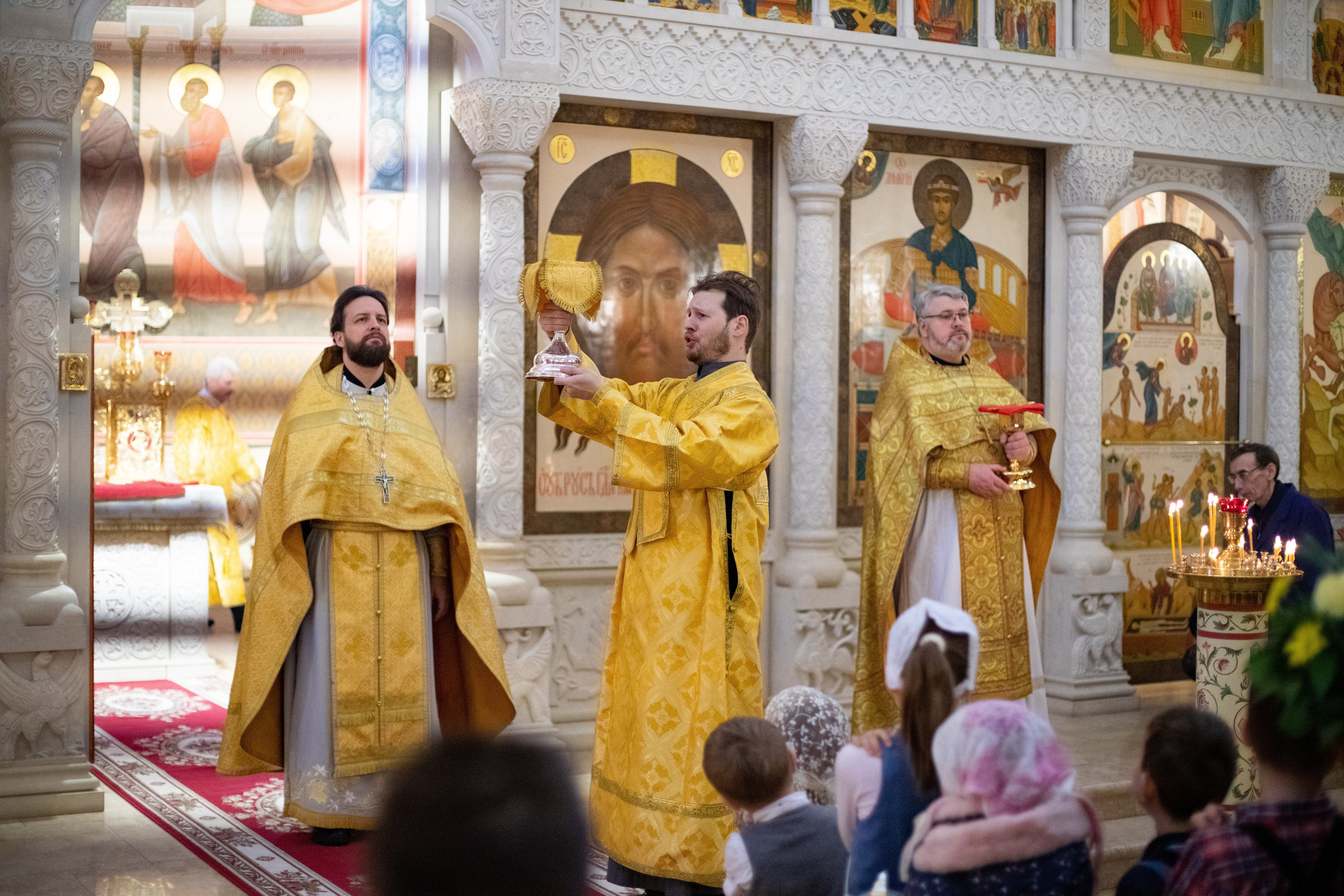 Праздничное богослужение Святителю Николаю 19 декабря. Интерьерный фотограф в Москве Роман Потапов