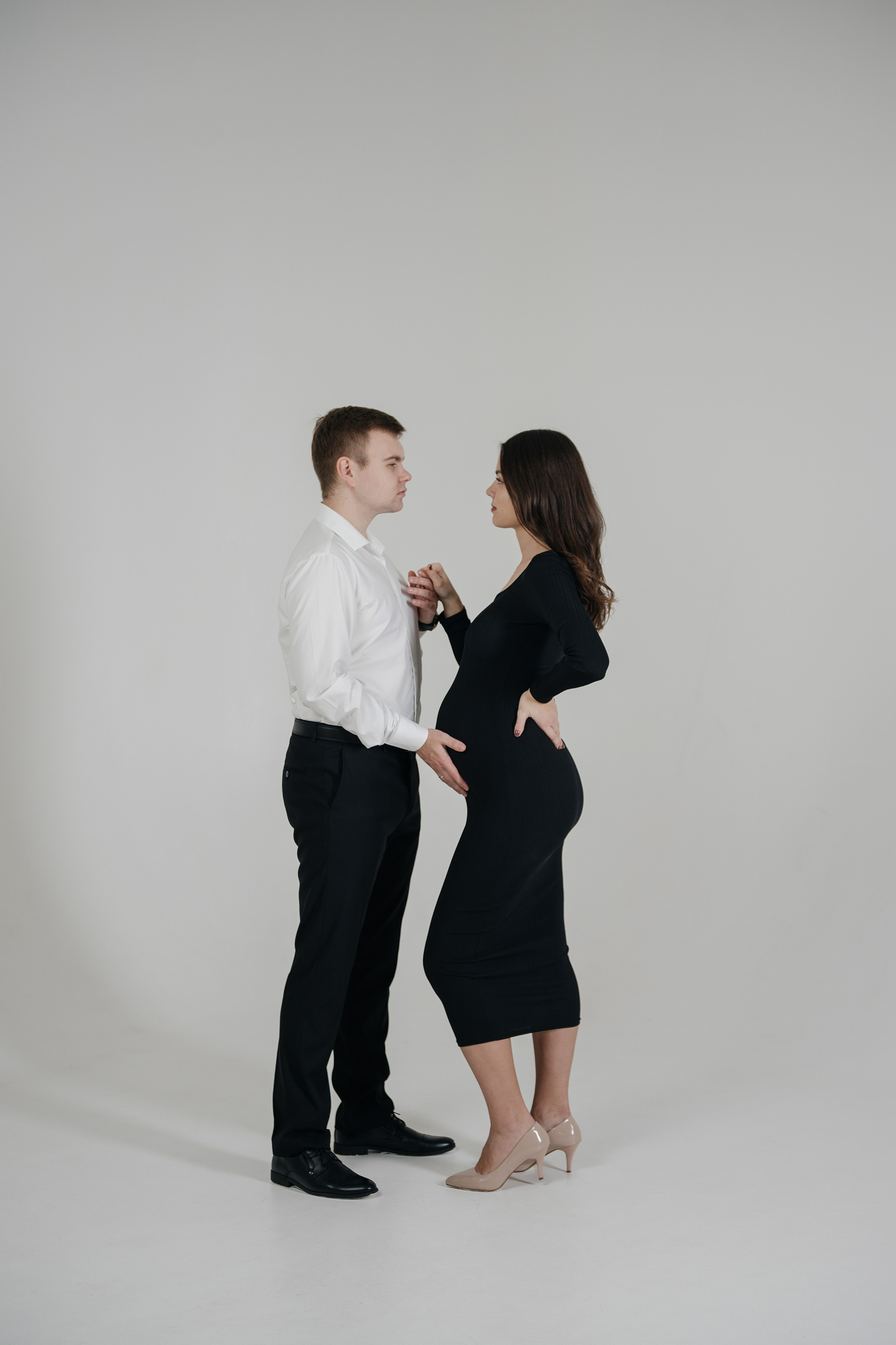 фотосессия беременности в фотостудии на белом фоне циклораме