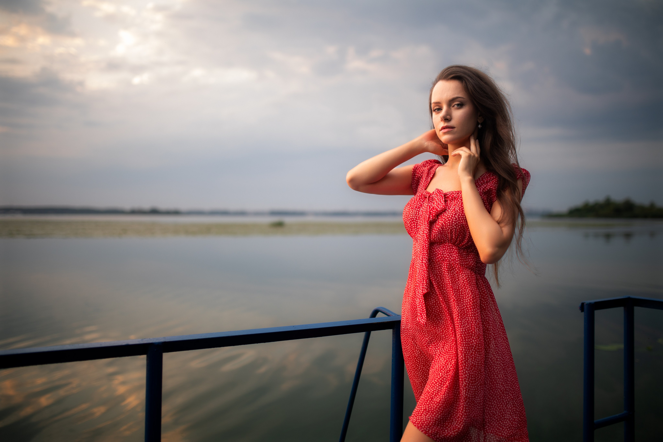 Съемка с Екатериной на рассвете на берегу реки