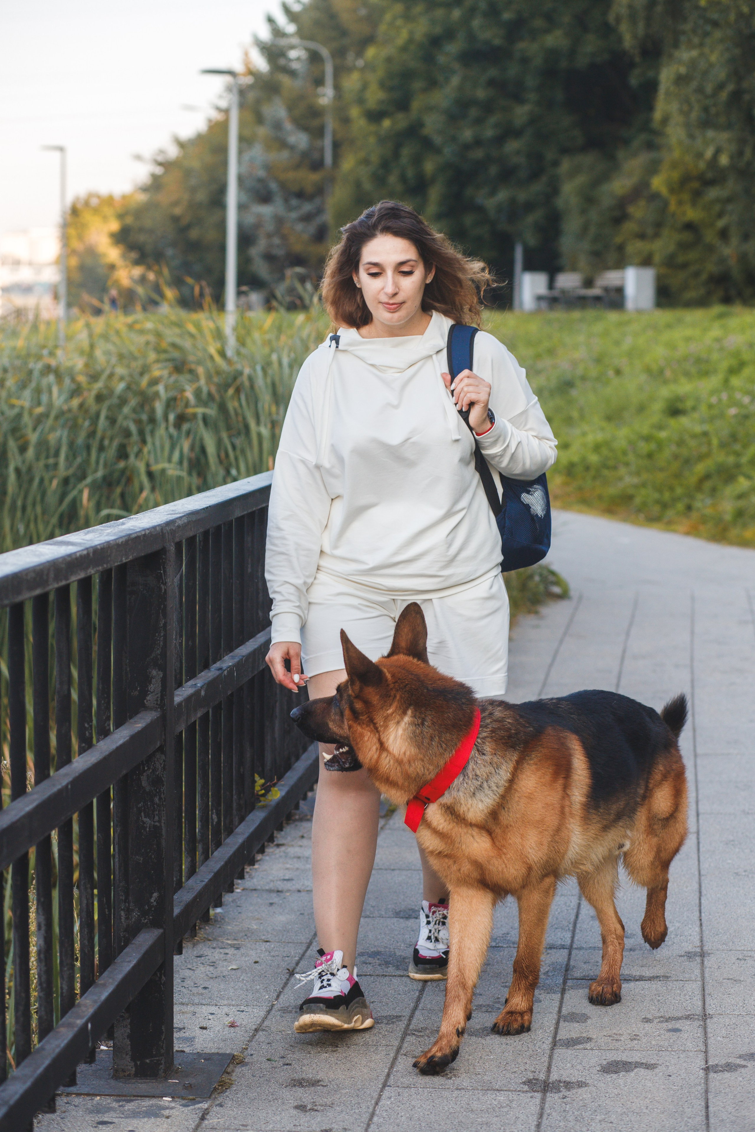 Фотопрогулка молодой девушки и ее собаки летним утром в парке. Семейный и школьный фотограф в Москве Анна Ткач