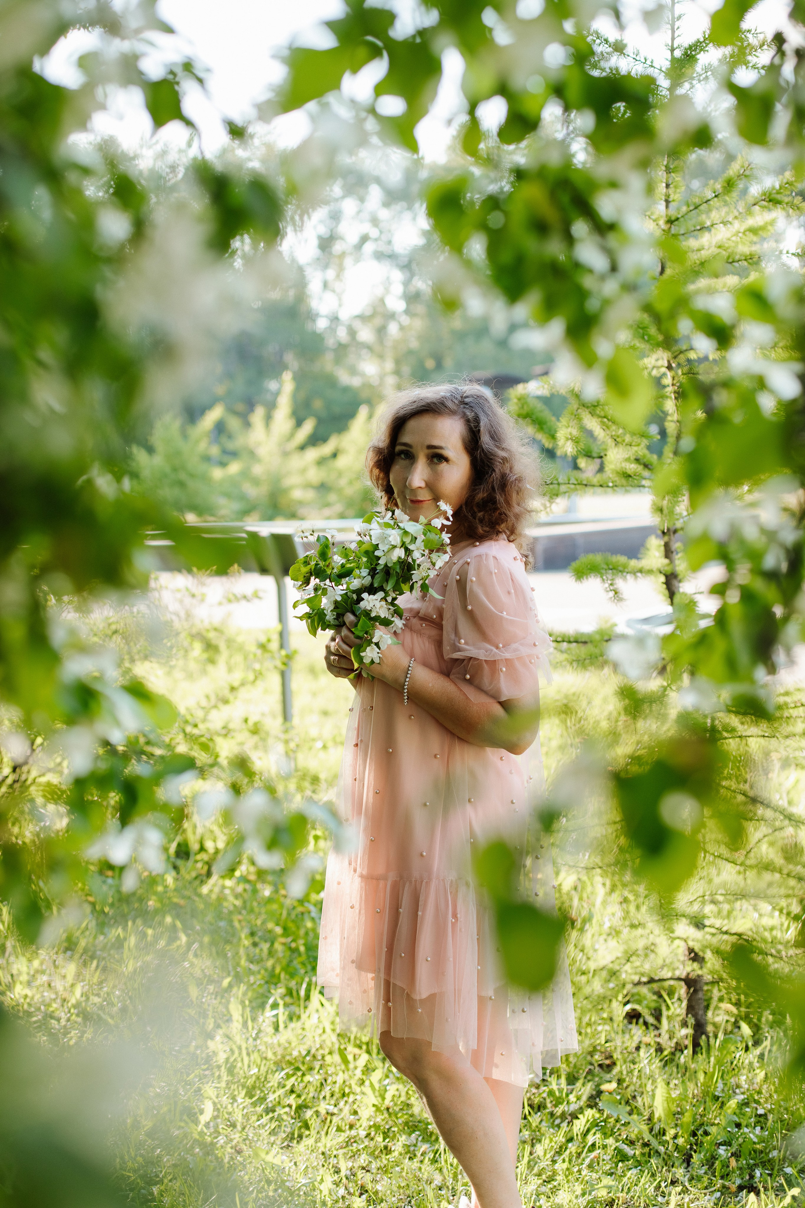 Женская фотосессия в цветении. Контентный фотограф в Перми Натали Кытманова