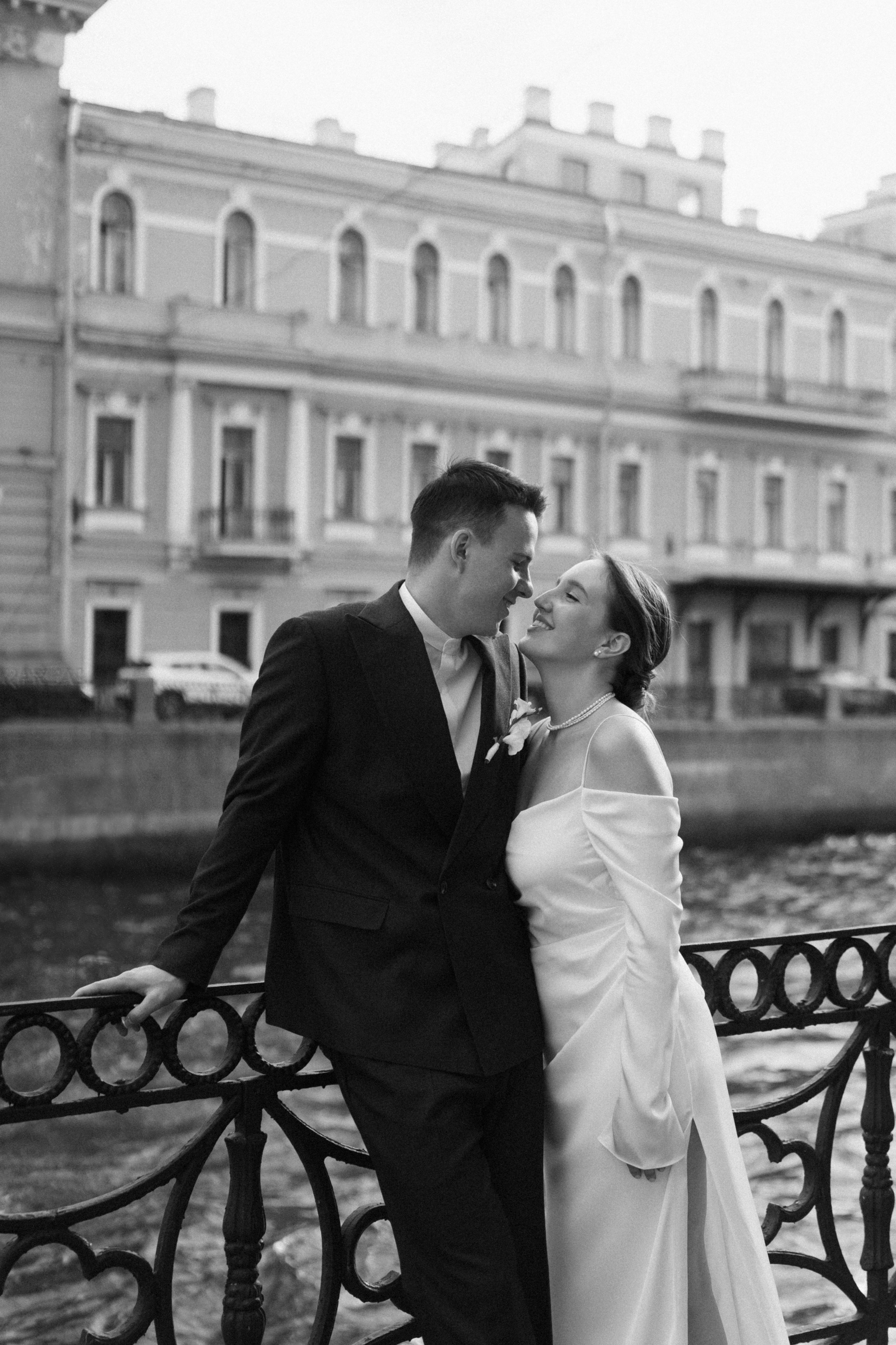 Лёня и Юля. Питер. От утра в отеле до вечеринки в ресторане на заливе. Цифра и плёнка. Свадебный фотограф Катерина Чулкова