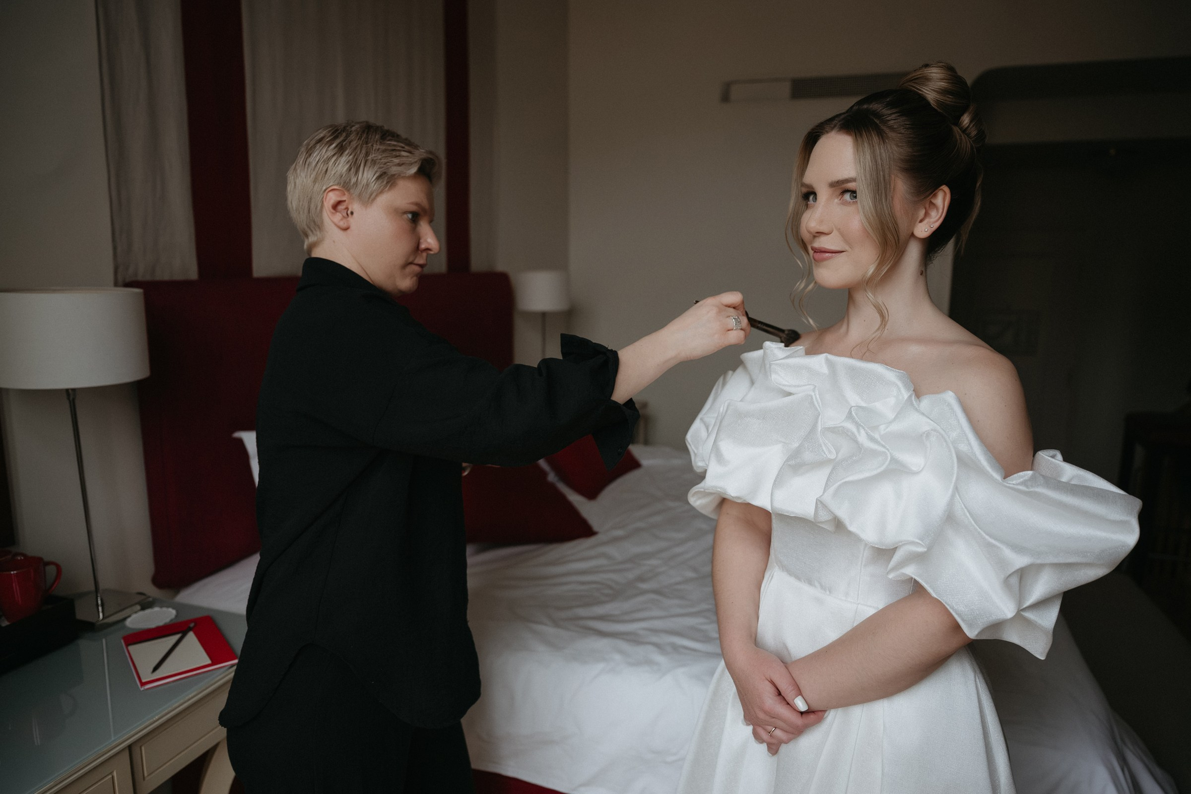 Сборы жениха и невесты в отеле Англетер