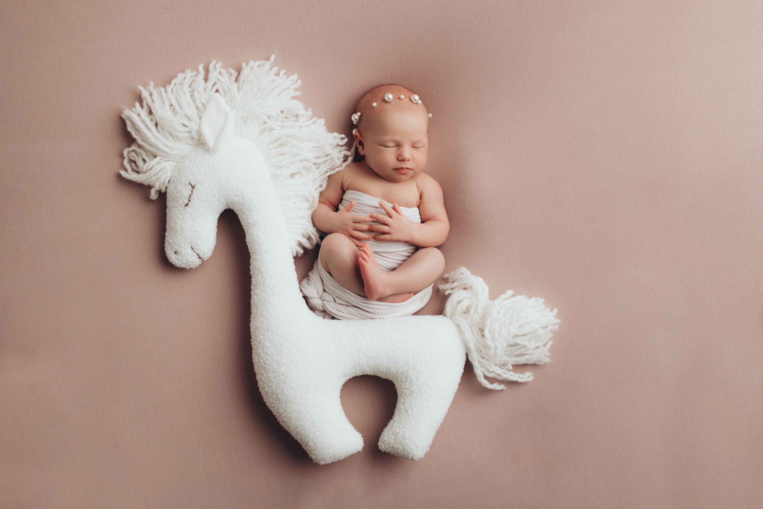 Newborn (фотосессия новорожденных). Фотостудия для новорожденных и малышей в Твери — На ручки