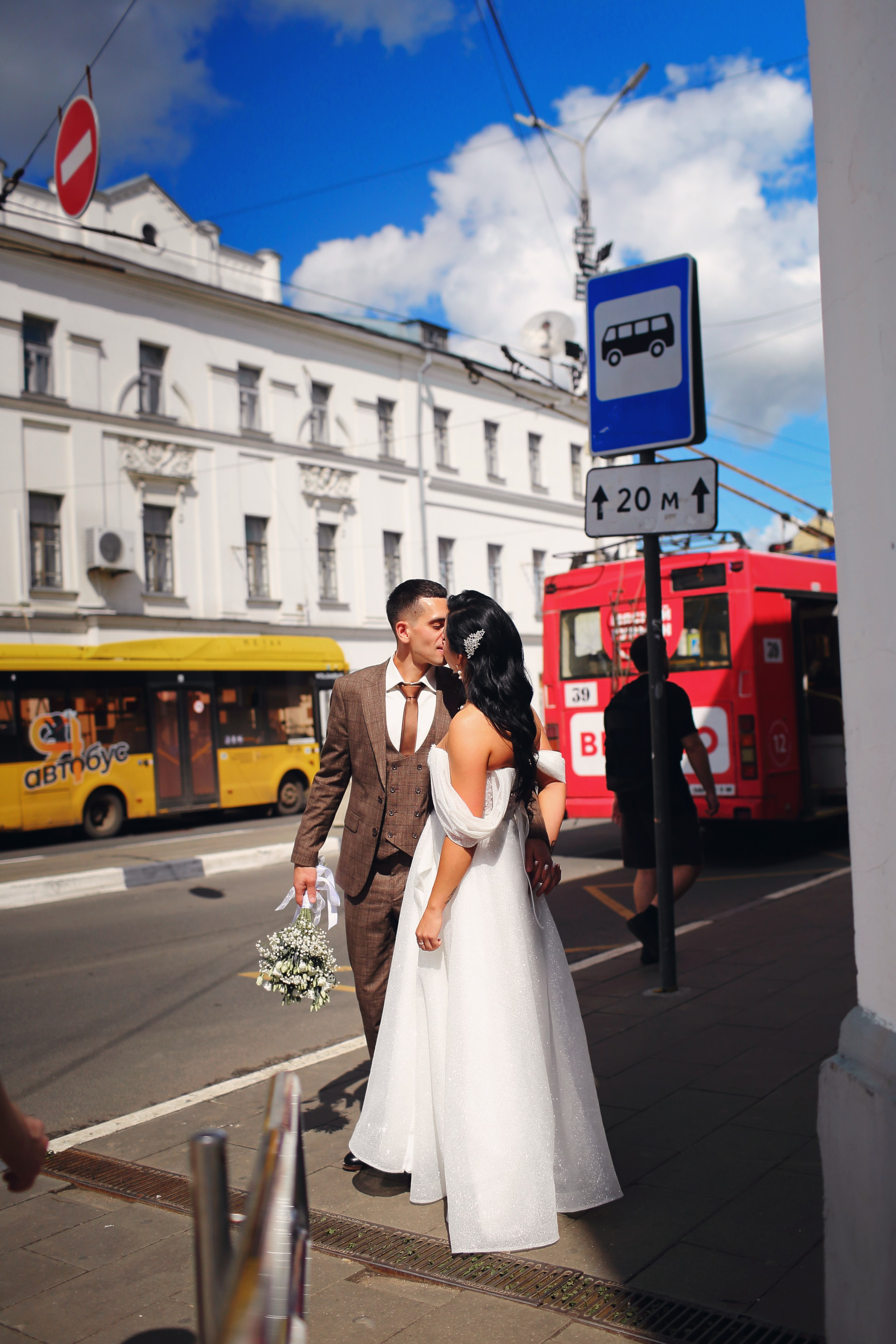Съемка пары Марии и Ильи, гуляющих по городу. Свадебный и репортажный фотограф в Ярославле и Санкт-Петербурге Роман Микрюков
