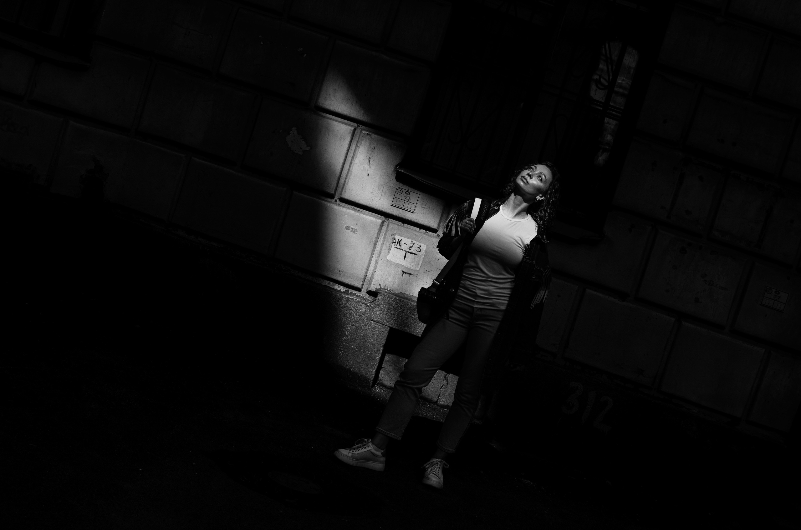 Фотопрогулка по питерским дворикам и парадным в формате разведки новых мест. Портретный и репортажный фотограф в Санкт-Петербурге Варвара Жукова