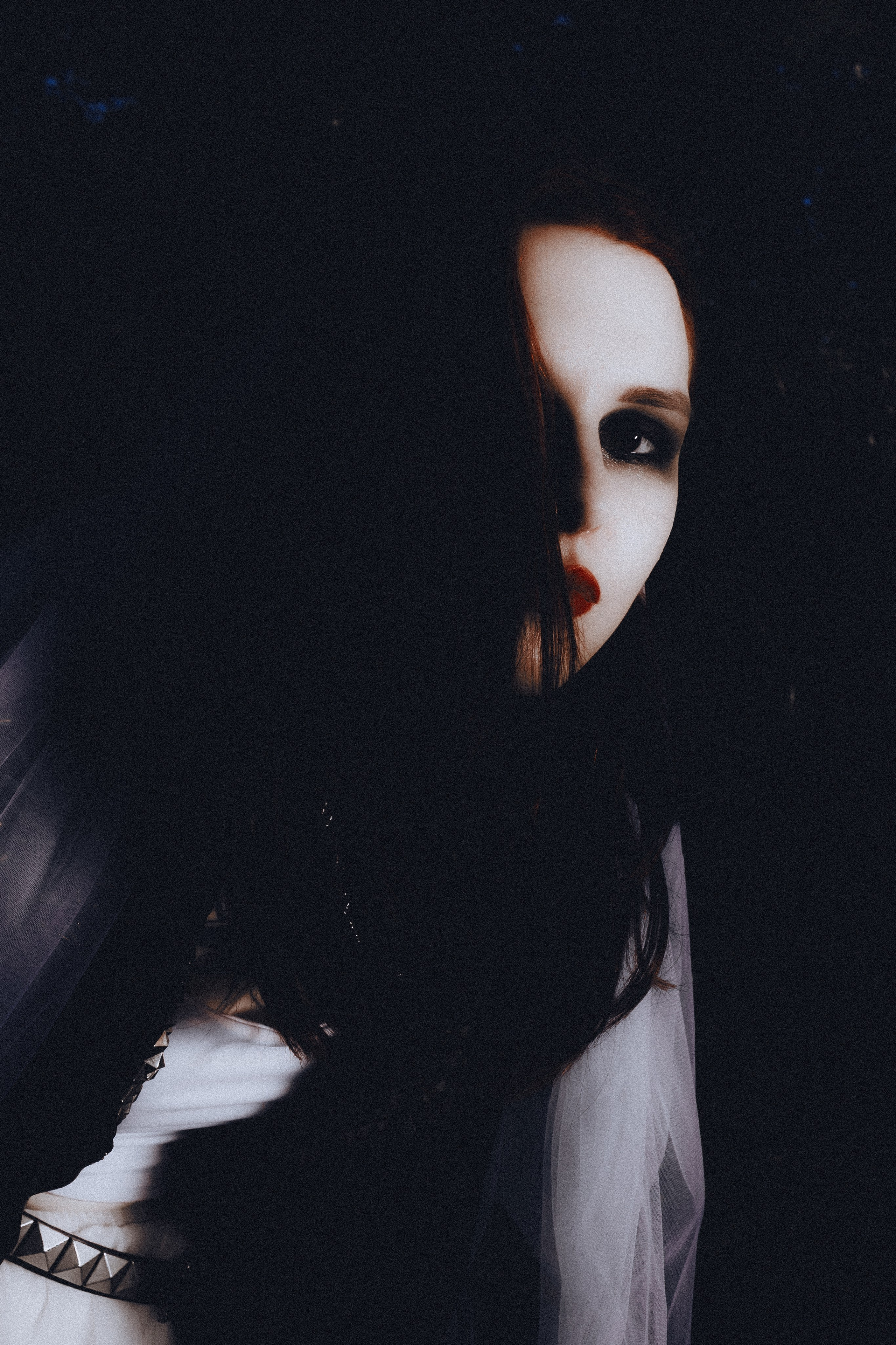 Александра Овечкина Пенза: таинственный нуарный портрет девушки с красной помадой