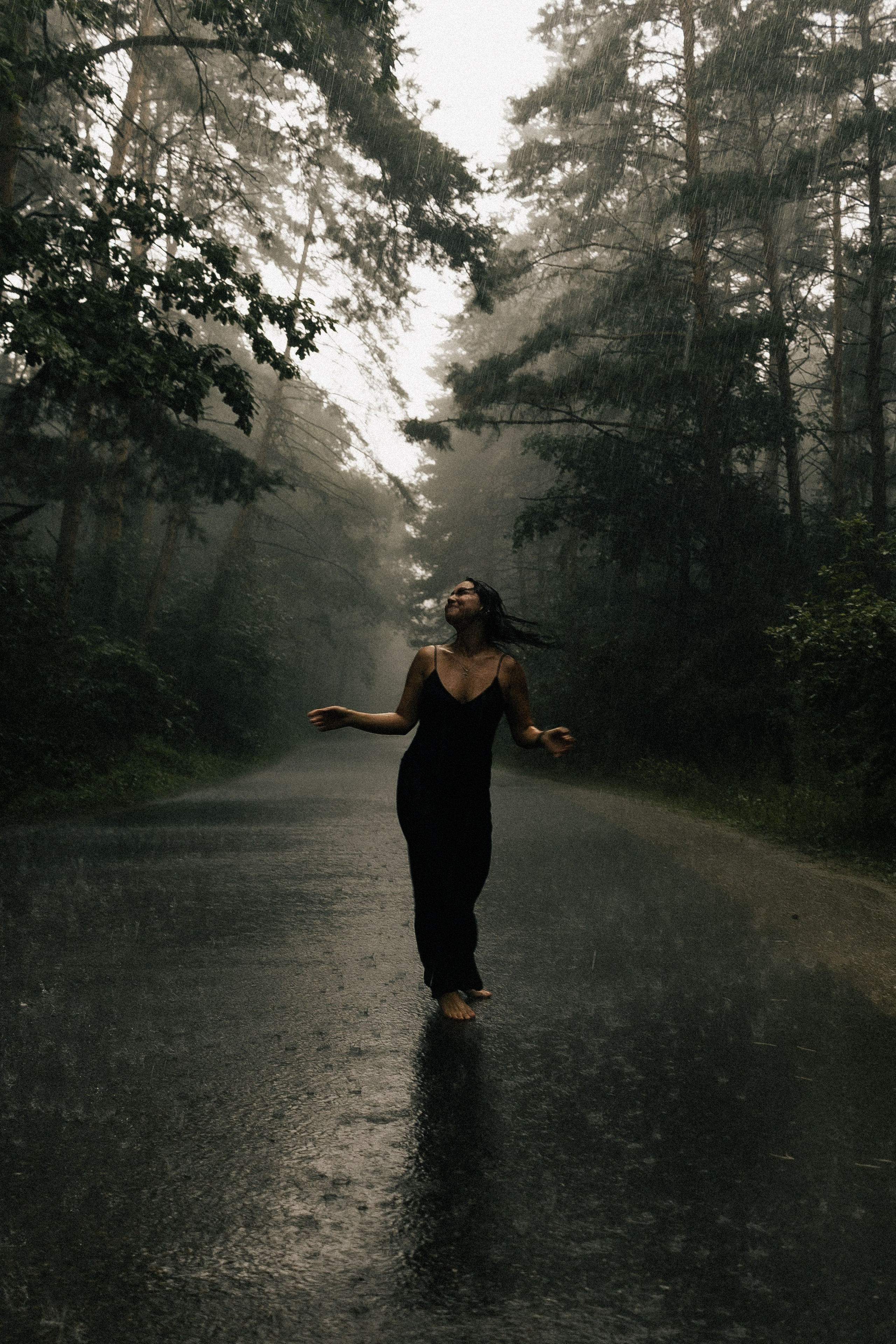 Силуэт девушки в черном под дождем на лесной трассе, мистическая атмосфера. Фотограф в Пензе Александра Овечкина