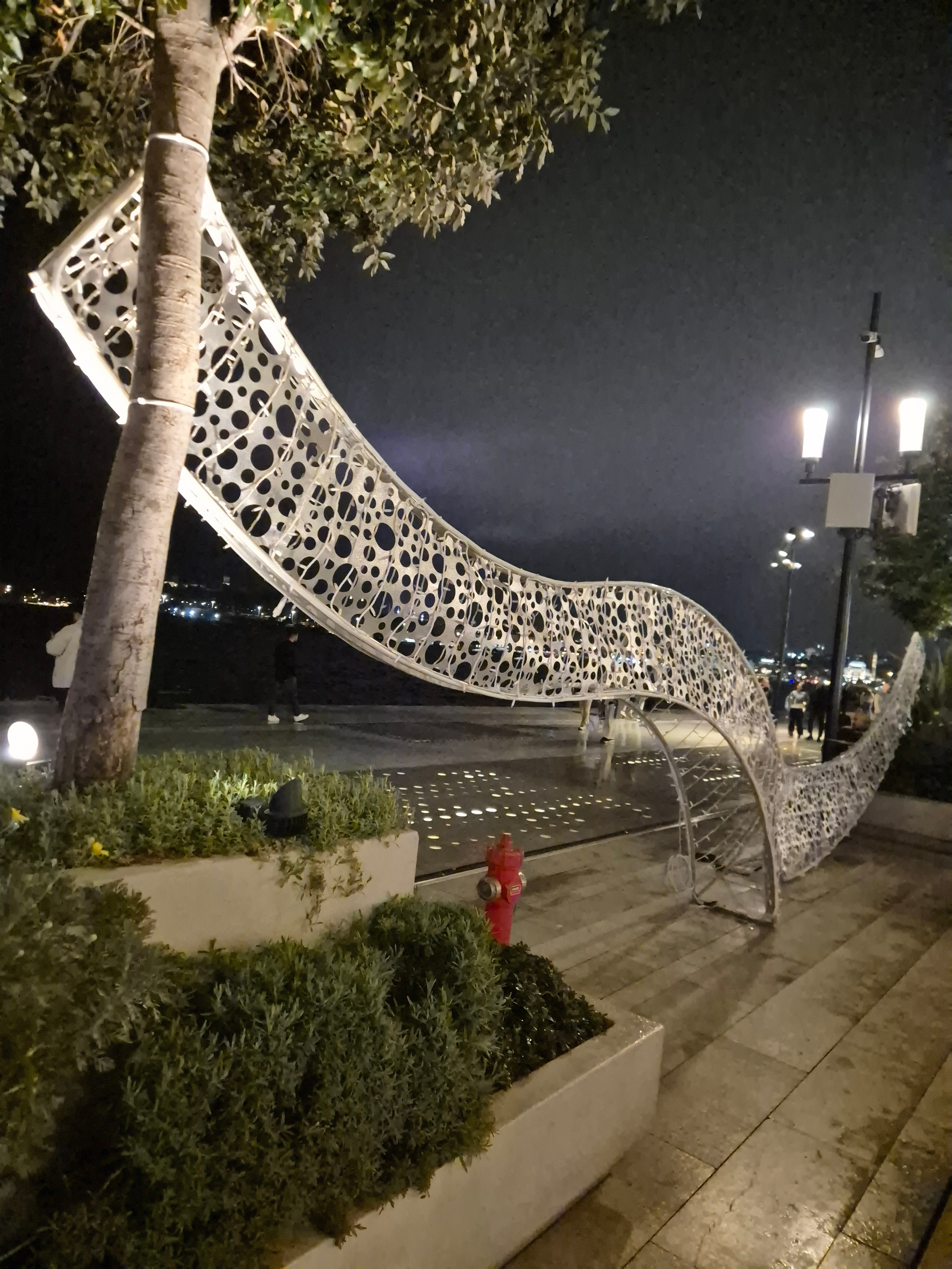 Уже через неделю все эти украшения были установлены, подсвечены и красовались с тысячи постов в Инстаграмме