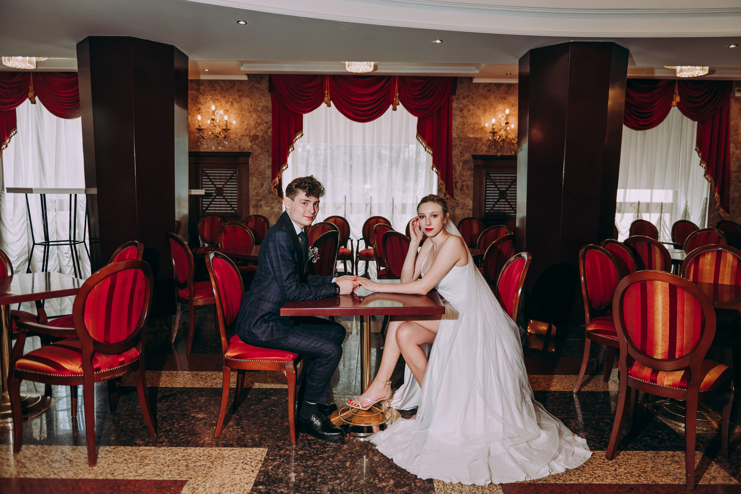 Свадебная фотосессия в музыкальном театре в г. Кемерово