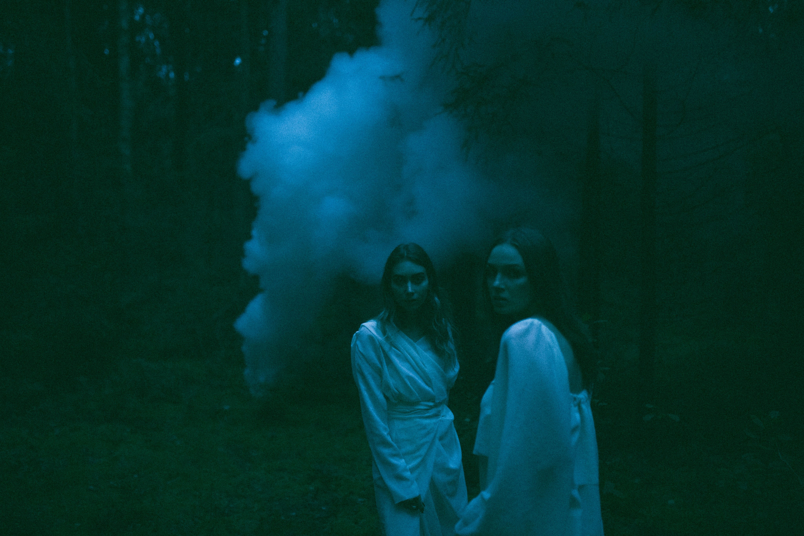 Две девушки в темном лесу