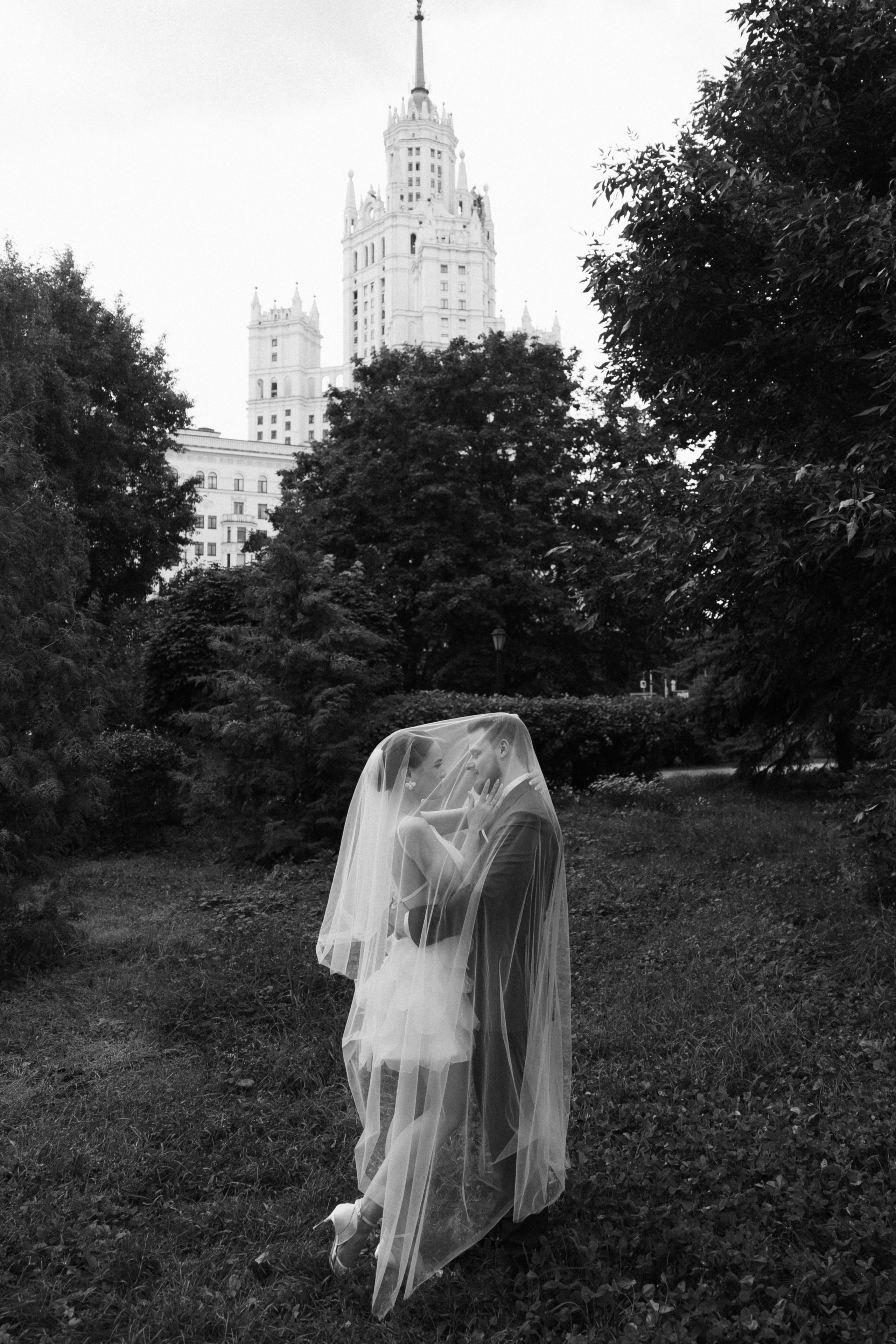 Ирина и Алексей | прогулка Котельническая наб. Свадебный фотограф Москва Анастасия Храмова