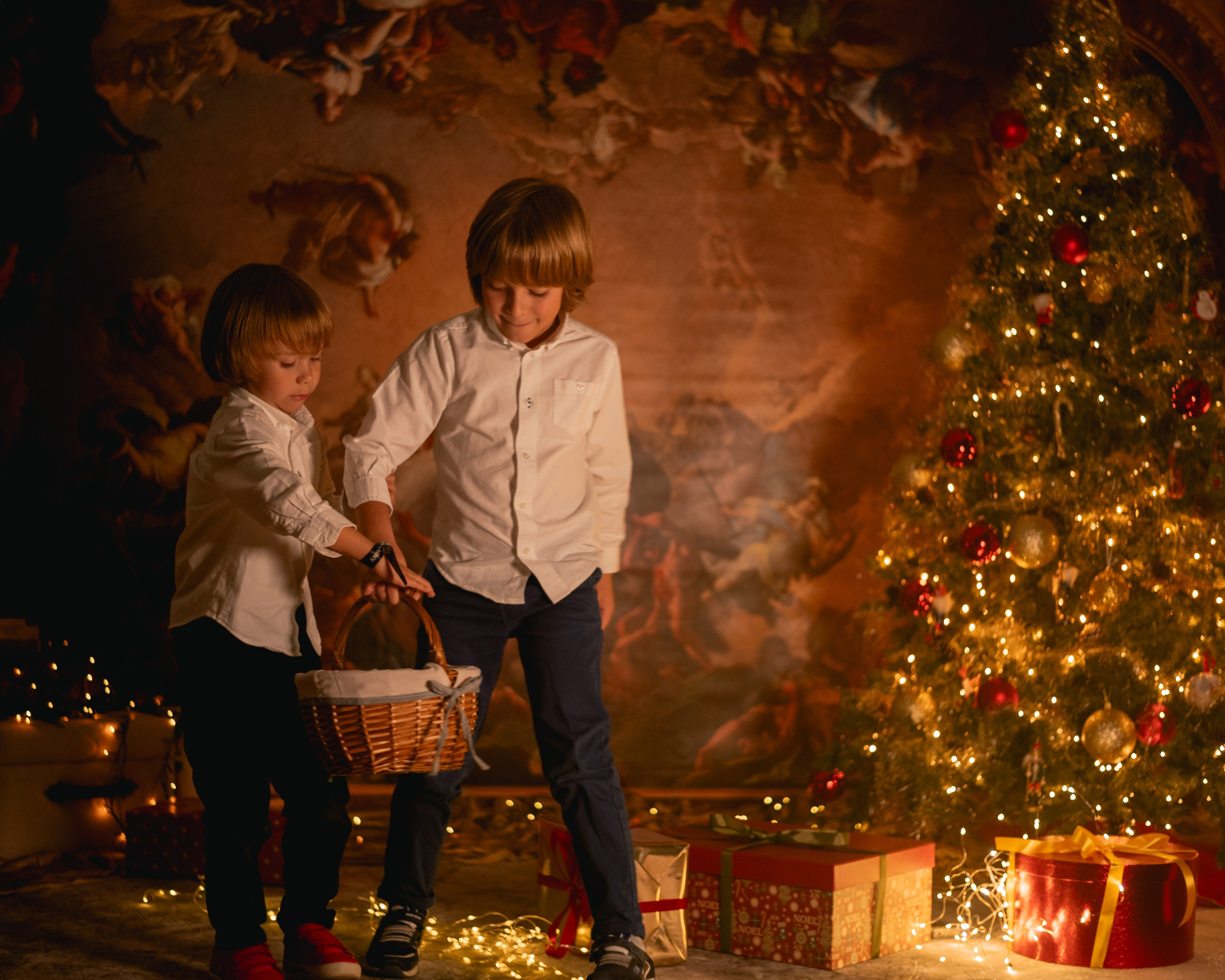 CHRISTMAS FOR VIKTOR AND ALEKSANDR. Anastasiia Antoniuk portrait, family and couple photographer, Portugal