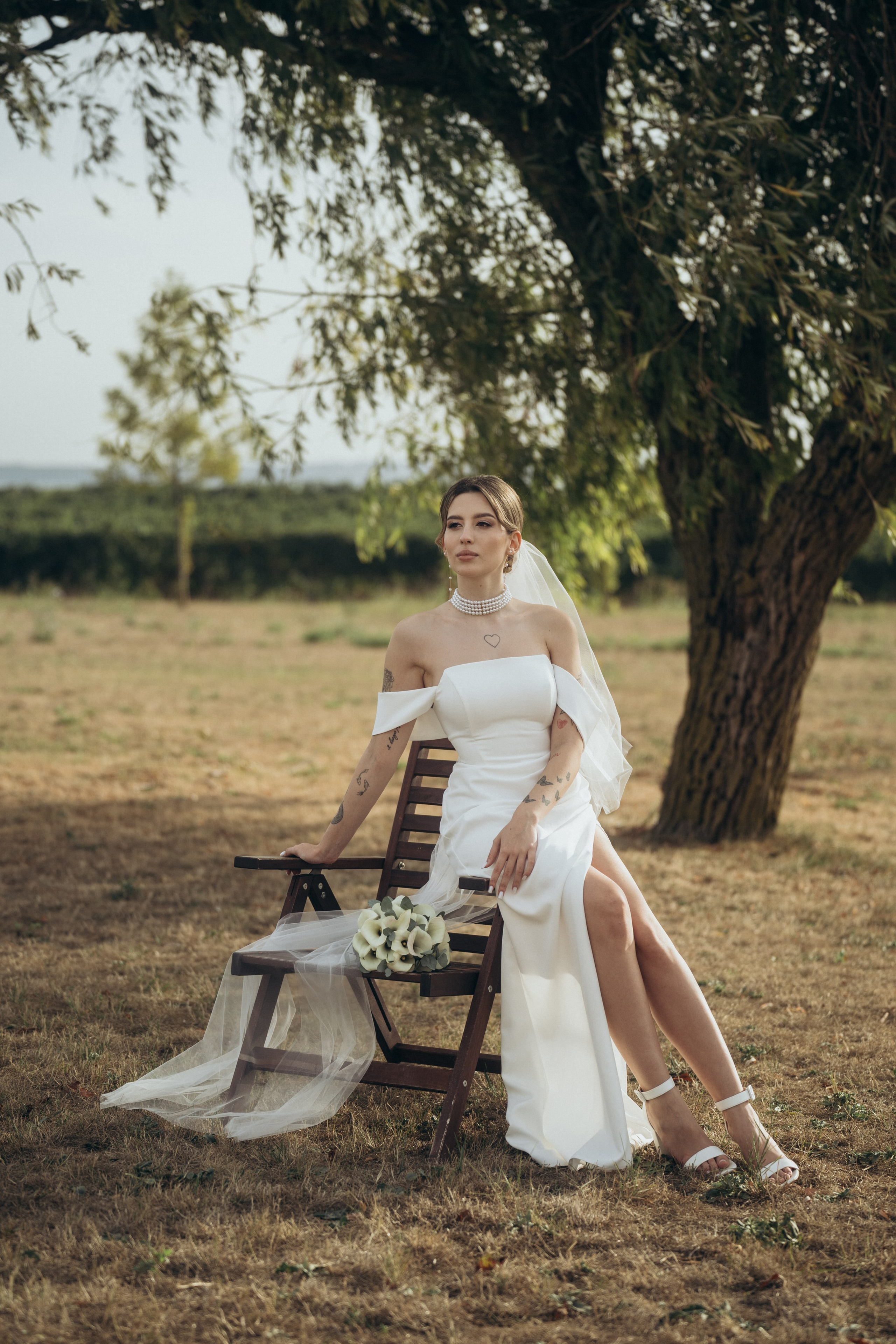 Фотография невесты, кадр в полный рост, в локациях Темрюка, в поместье Голубицкое, Краснодарский край