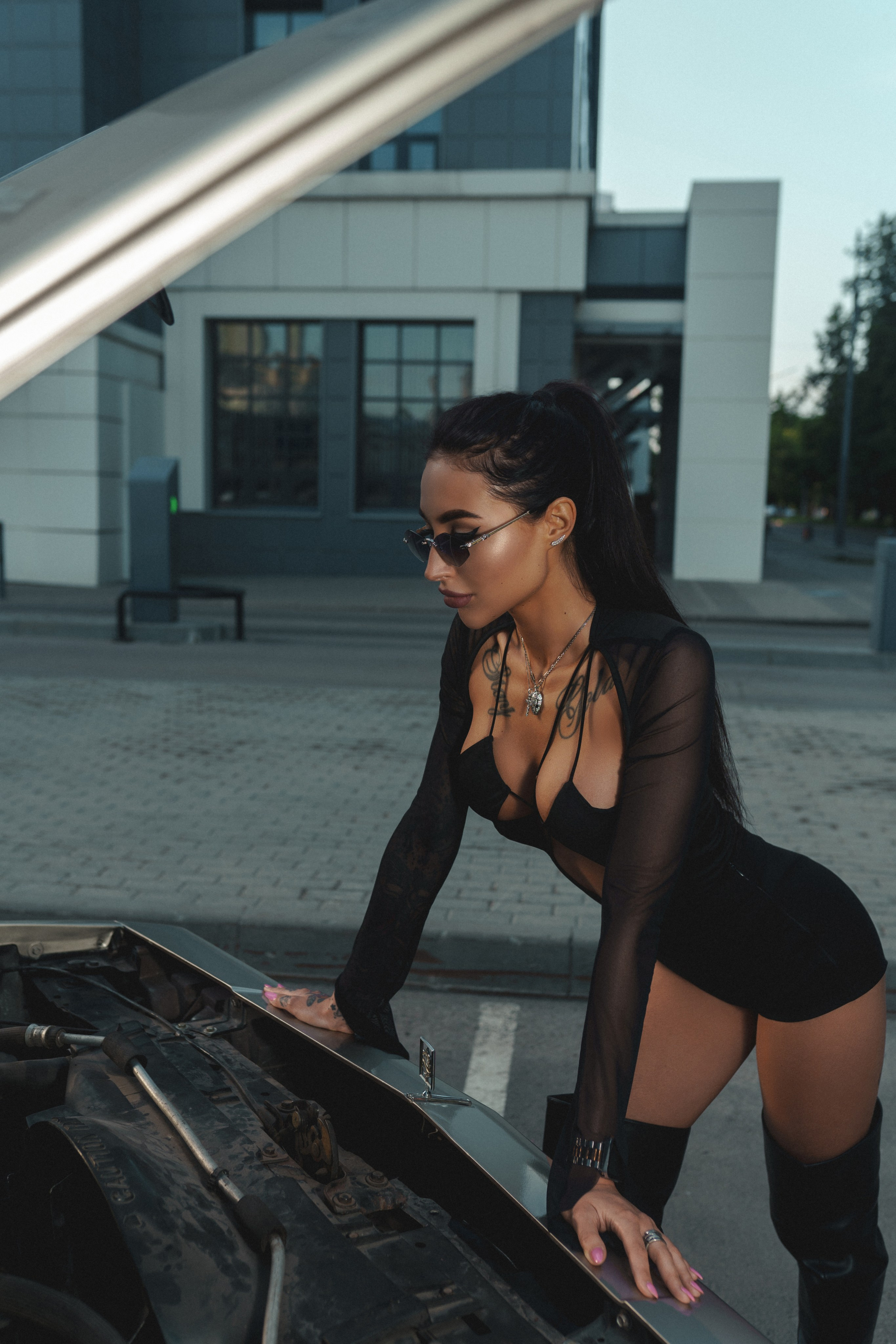 Урбан портрет: девушка с татуировками на фоне бетона и асфальта