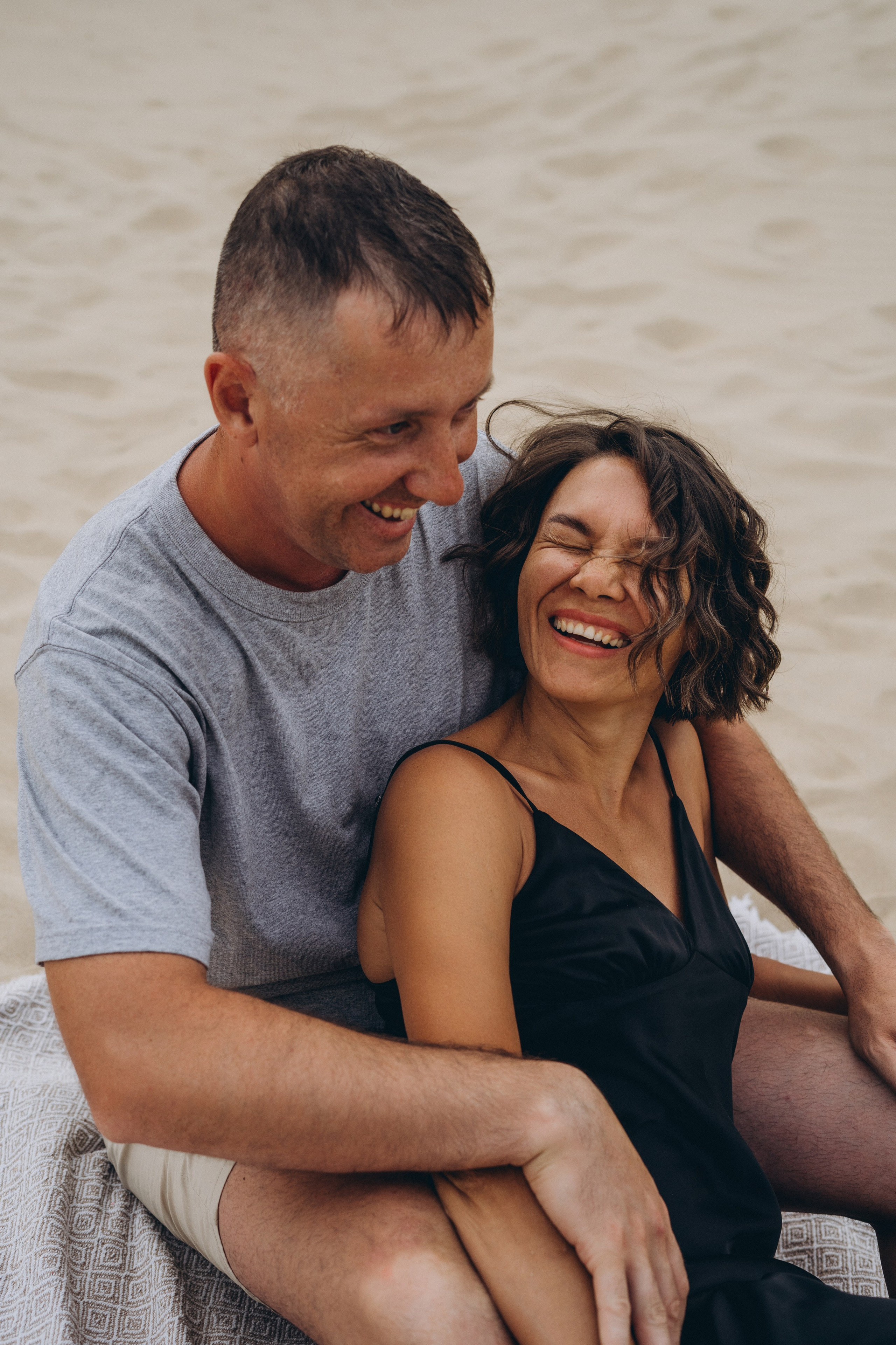 Закат в Кучугурах: родители танцуют, а дети играют у воды, фотограф Кучугуры    