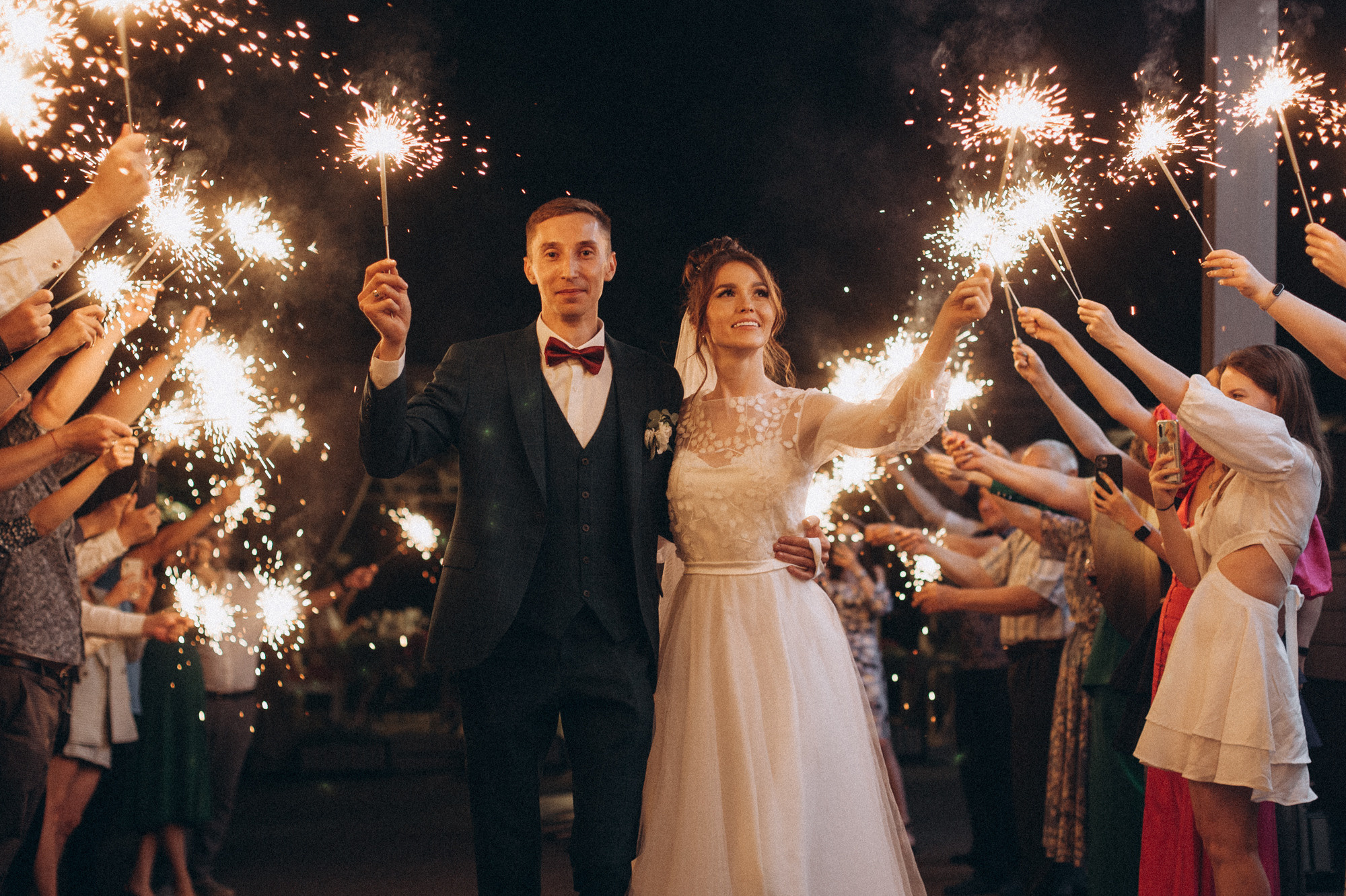 жених с невестой жгут бенгальские огни 