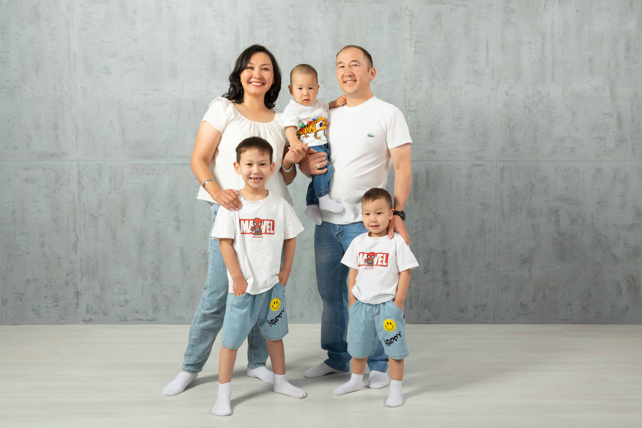 Данагуль и семья. Фотостудия Алматы. Семейная и детская фотостудия Family studio.Фотограф Алматы