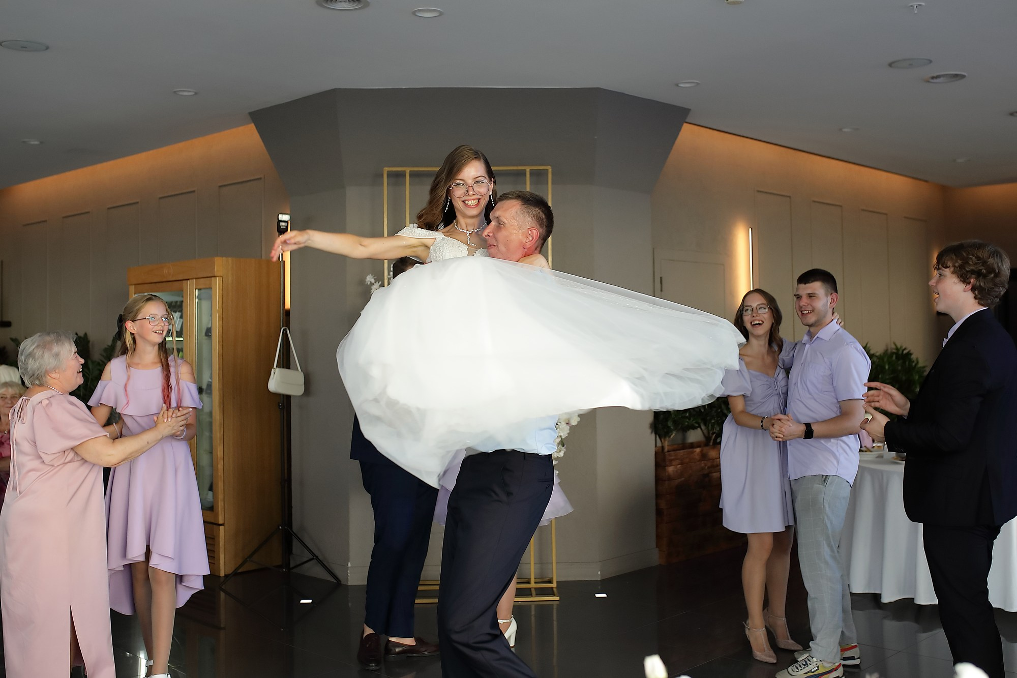 невеста на руках у отца