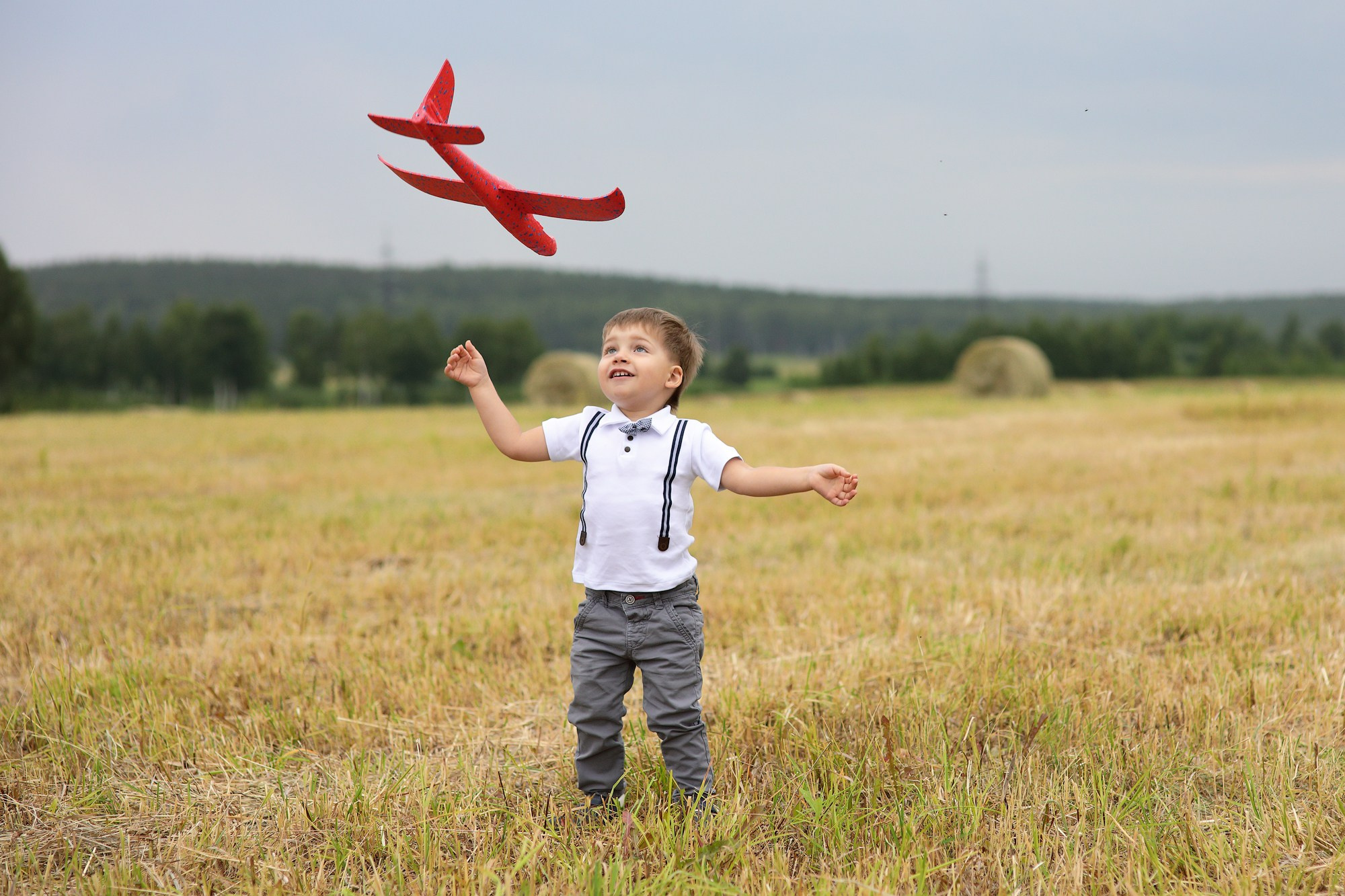 мальчик и самолет