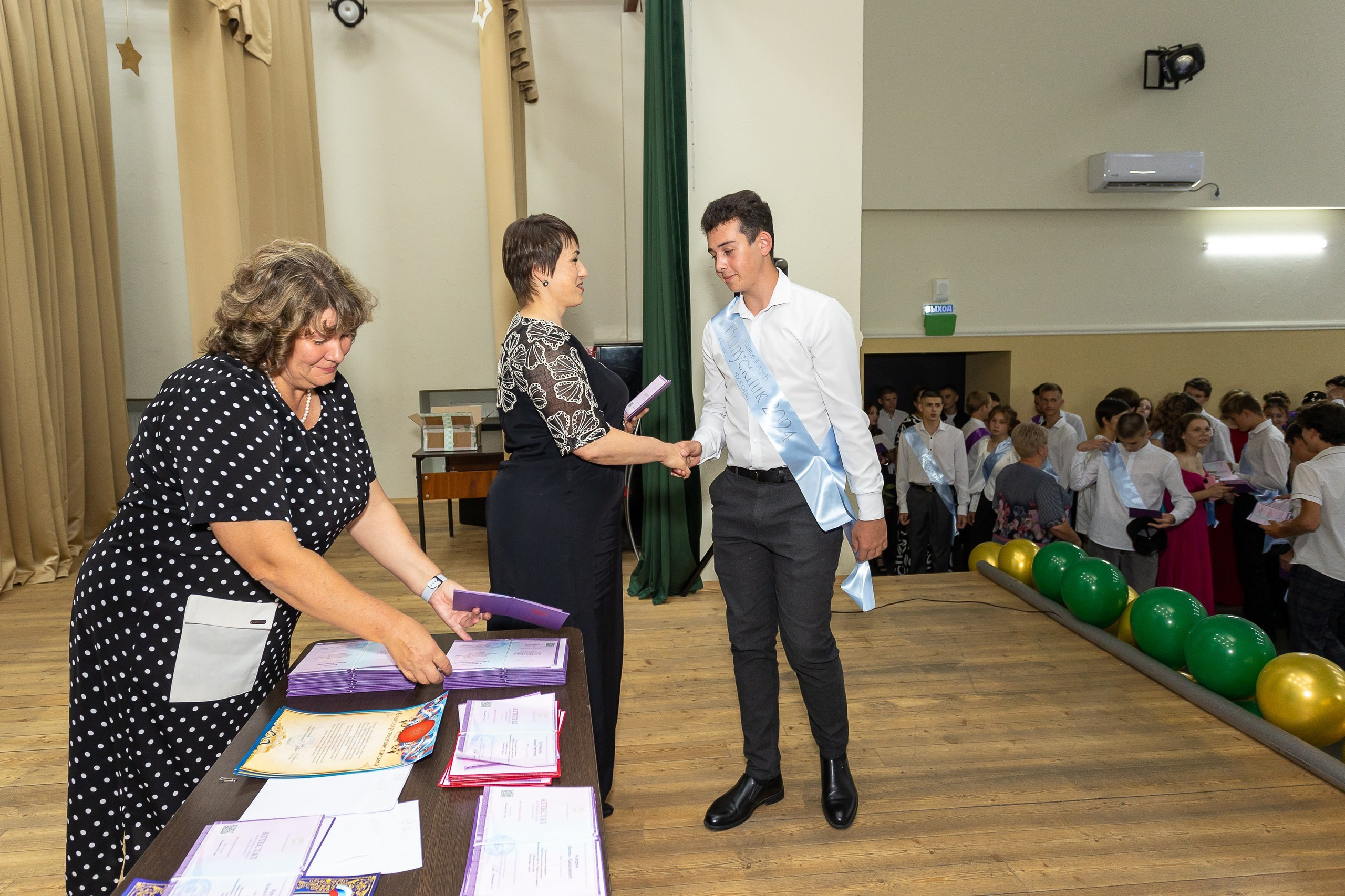 Вручение аттестата и выпускной вечер. Выпускные альбомы Майкоп, Краснодар Елена Золотарева