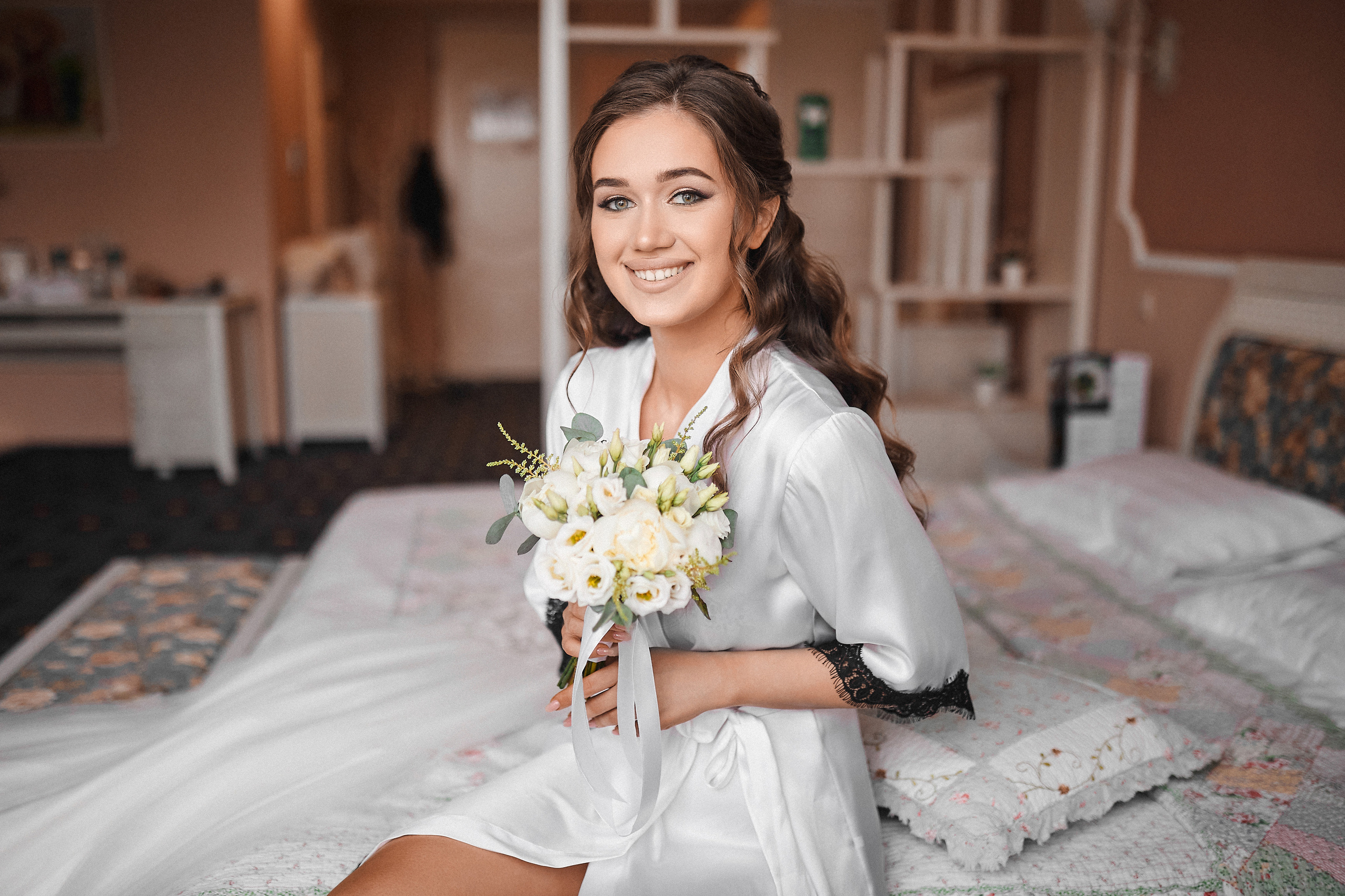 Невеста с букетом в отеле Тюмень