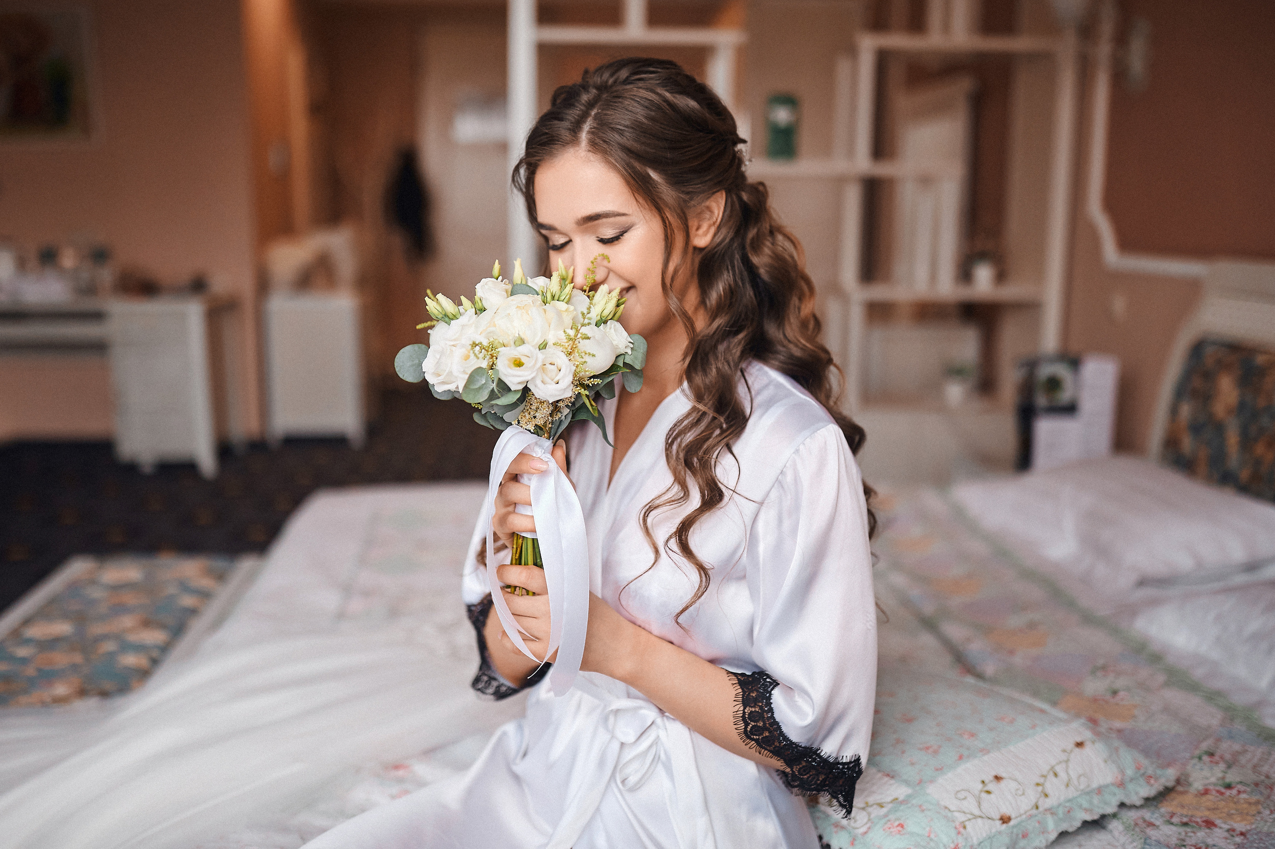 Невеста в халатике нюхает букет